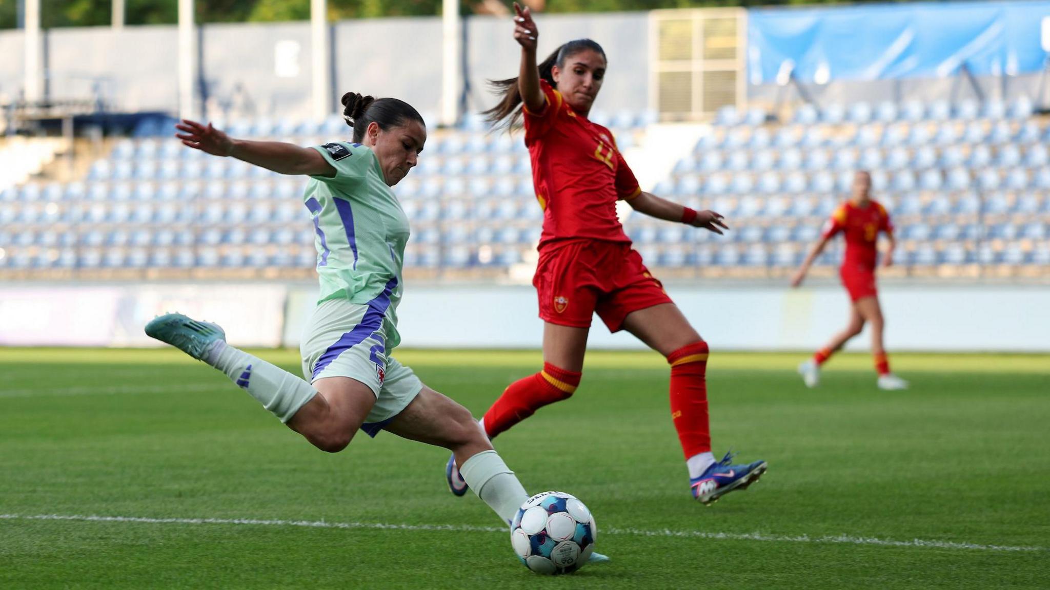 Ffion Morgan tries to cross 