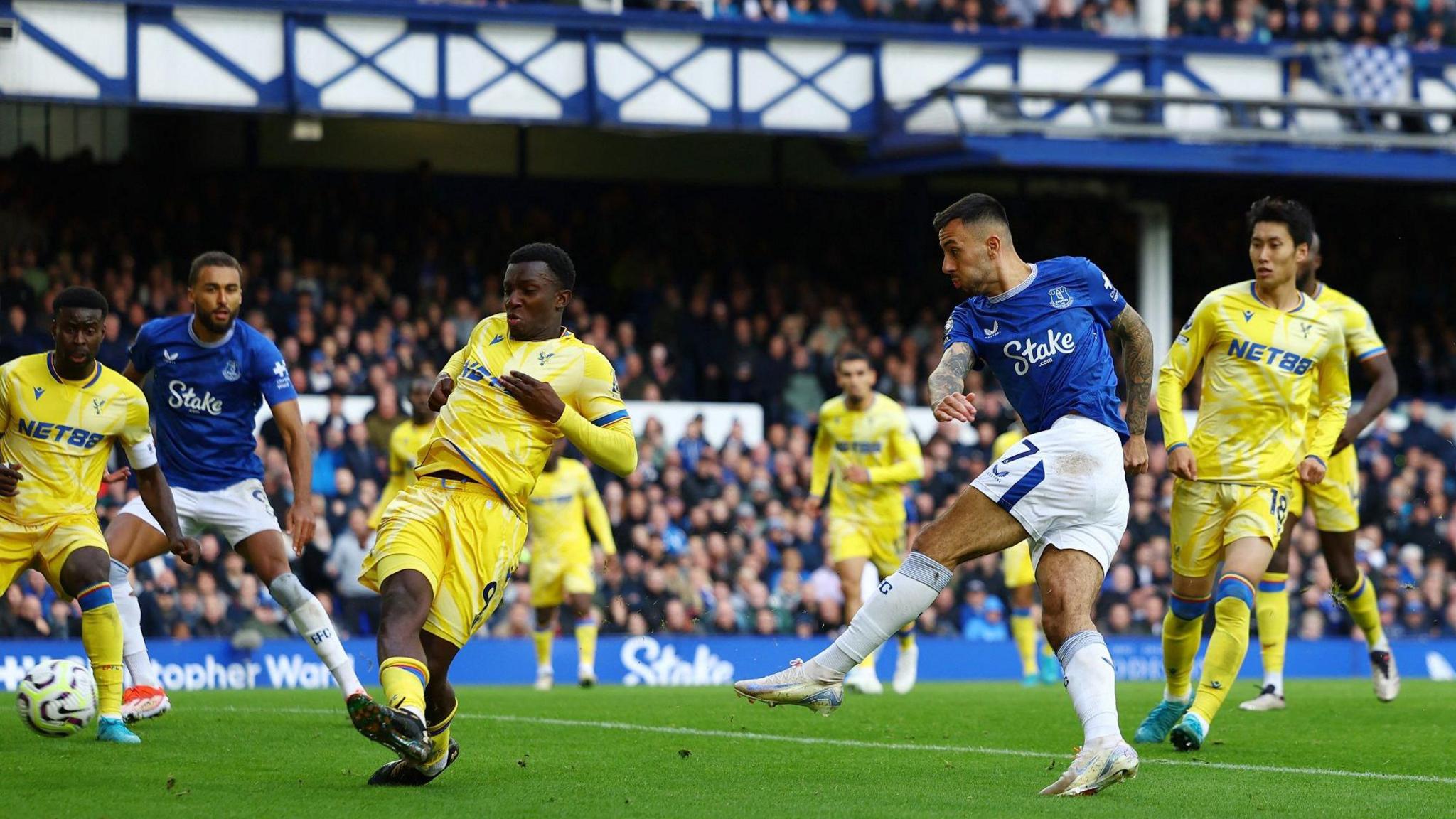 Dwight McNeil scores for Everton