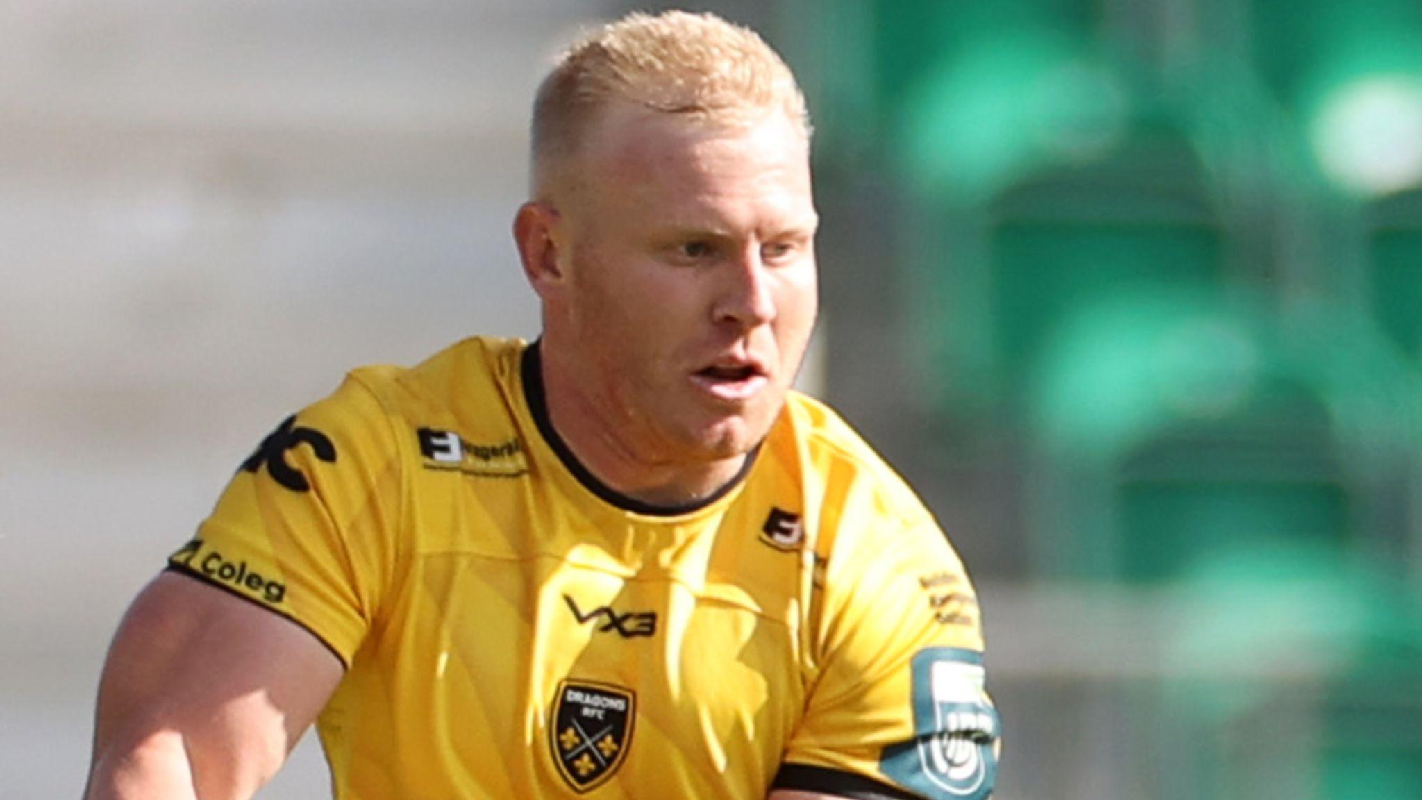 Tinus de Beer playing in a yellow Dragons jersey