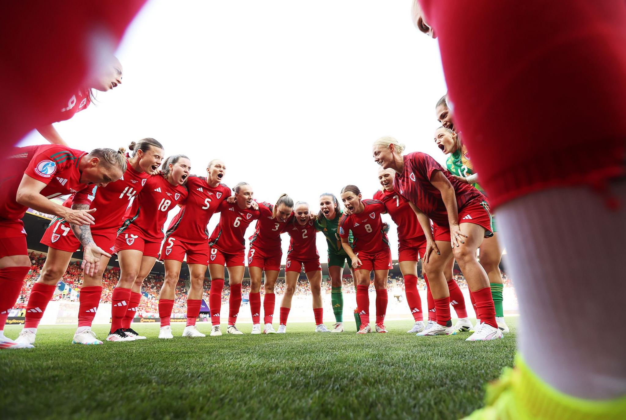 Wales' Sophie Ingle leads a team talk as the players huddle prior to their match against the Netherlands. Photo by Florencia Tan Jun