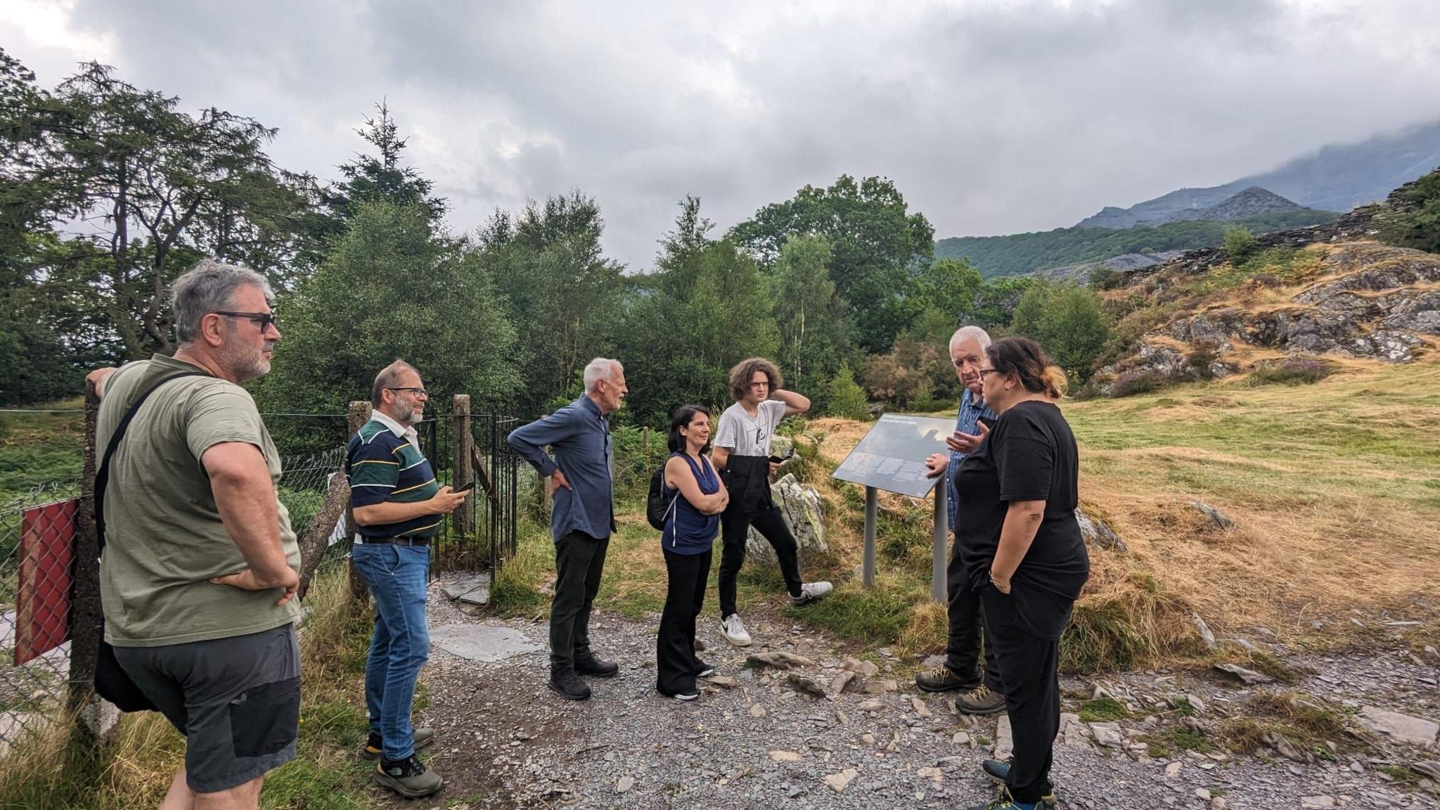 Ken yn tywys yr Eidalwyr o amgylch Llanberis