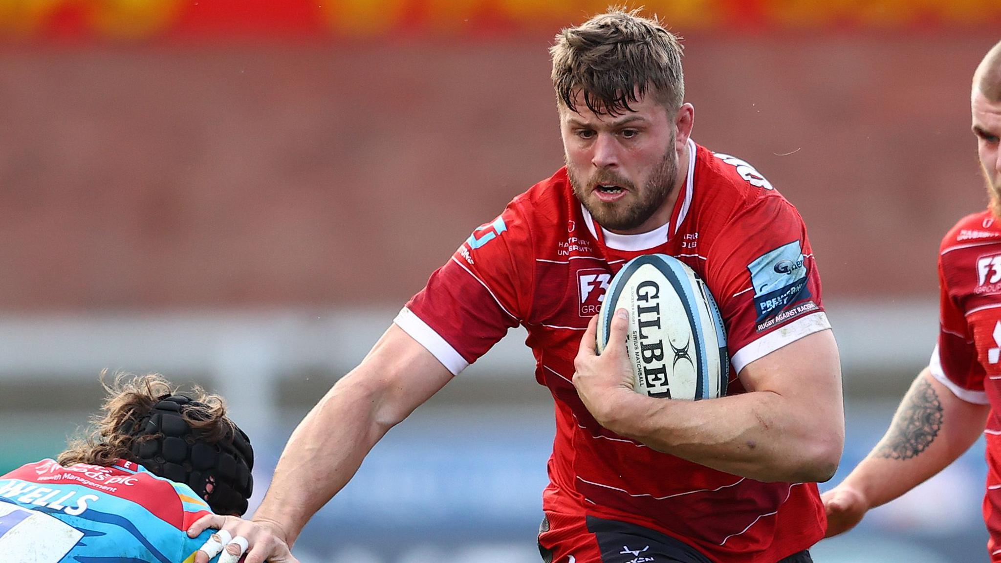 Ed Slater running with the ball during a game for Gloucester