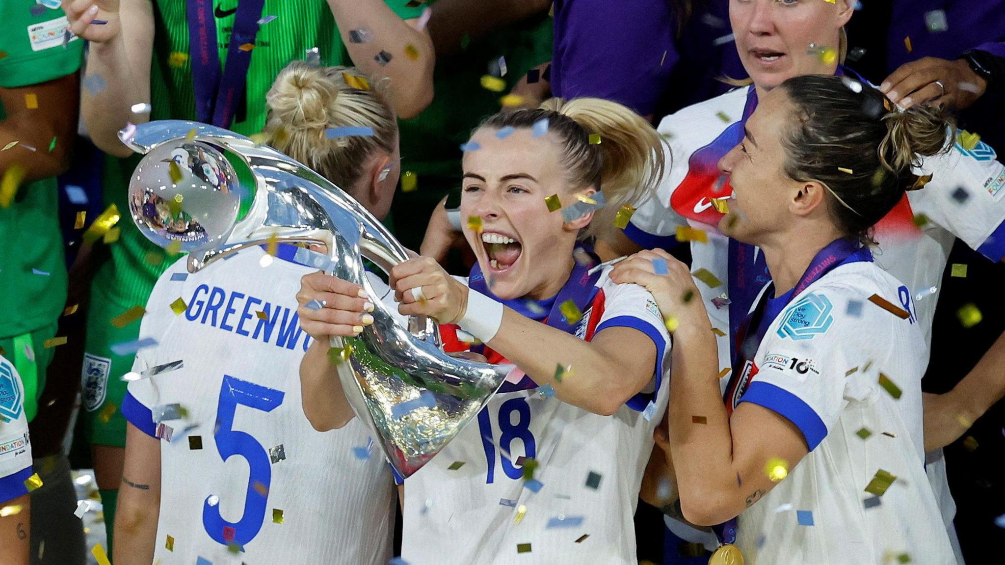 chloe kelly celebrating holding the euro 2025 trophy