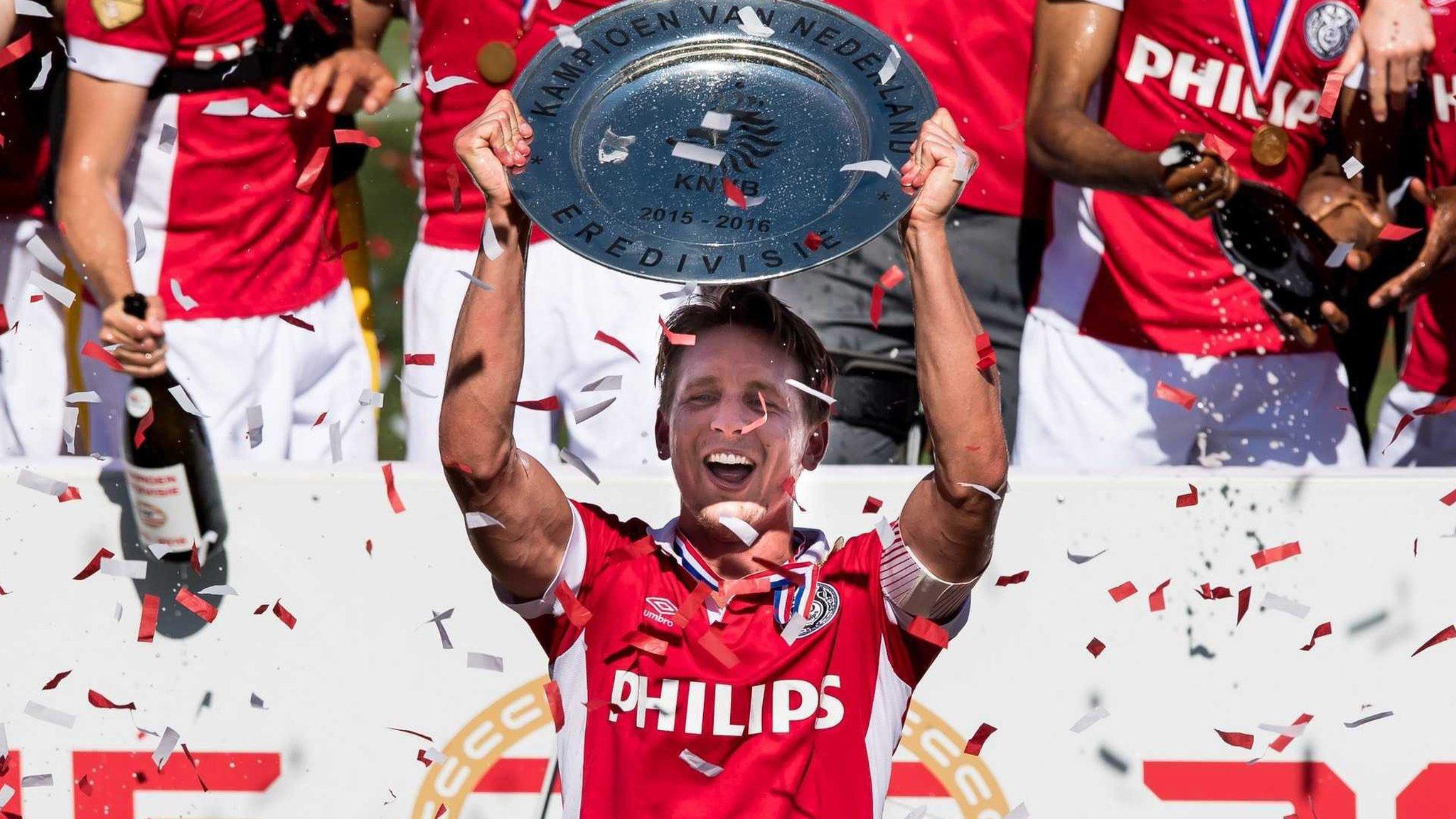 Luuk de Jong celebrates the Dutch league title with the trophy