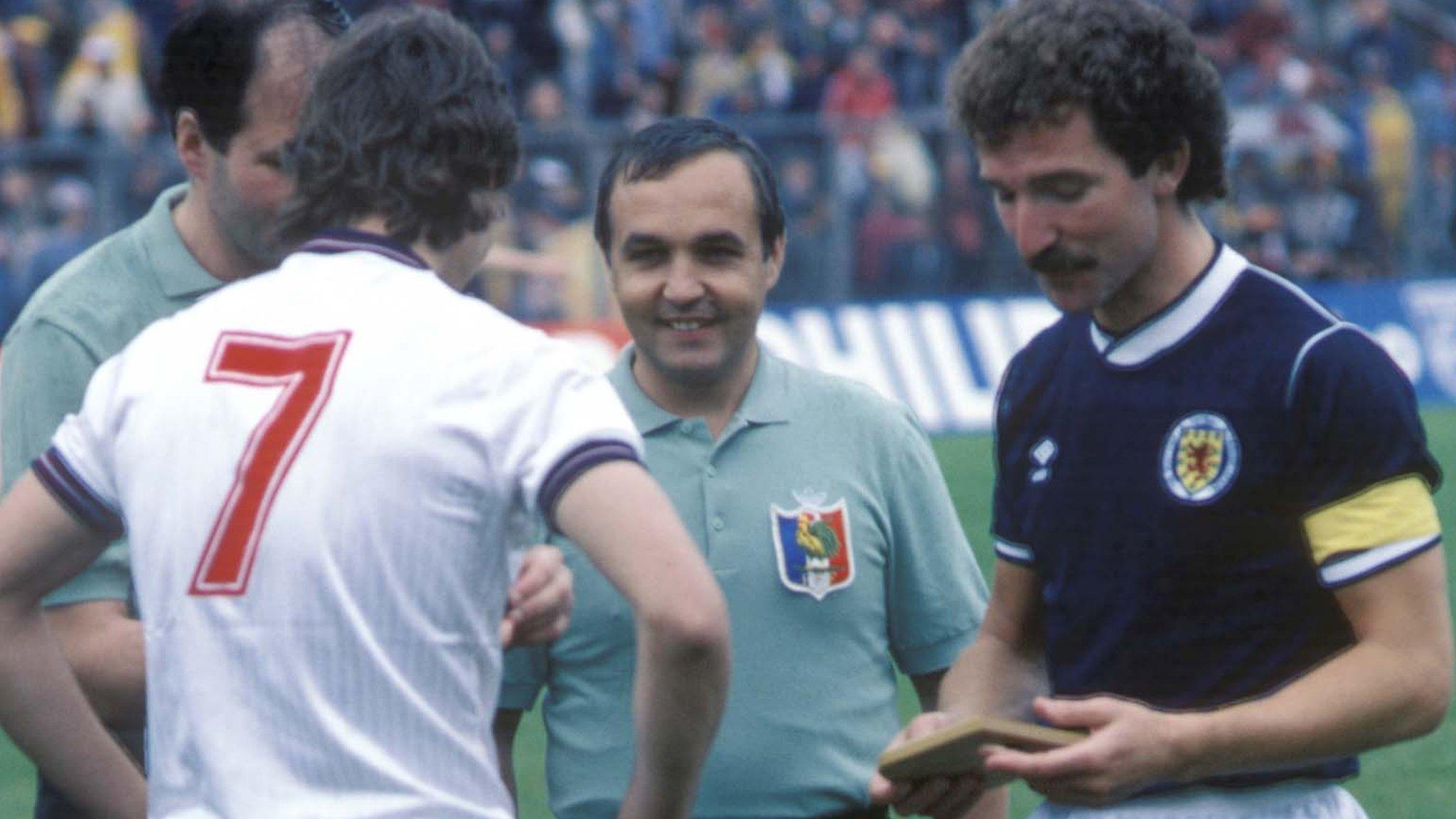 Scotland captain Graeme Souness exchanges banners with England counterpart Bryan Robson before their 1985 meeting at Hampden