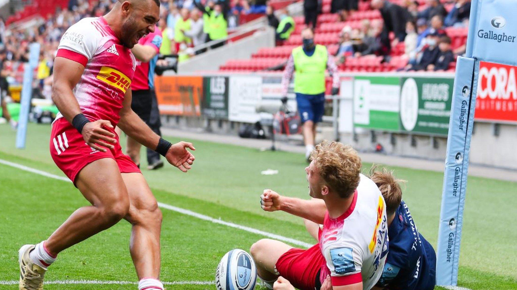 Joe Marchant (l) and Louis Lynagh celebrate Quins' fourth try