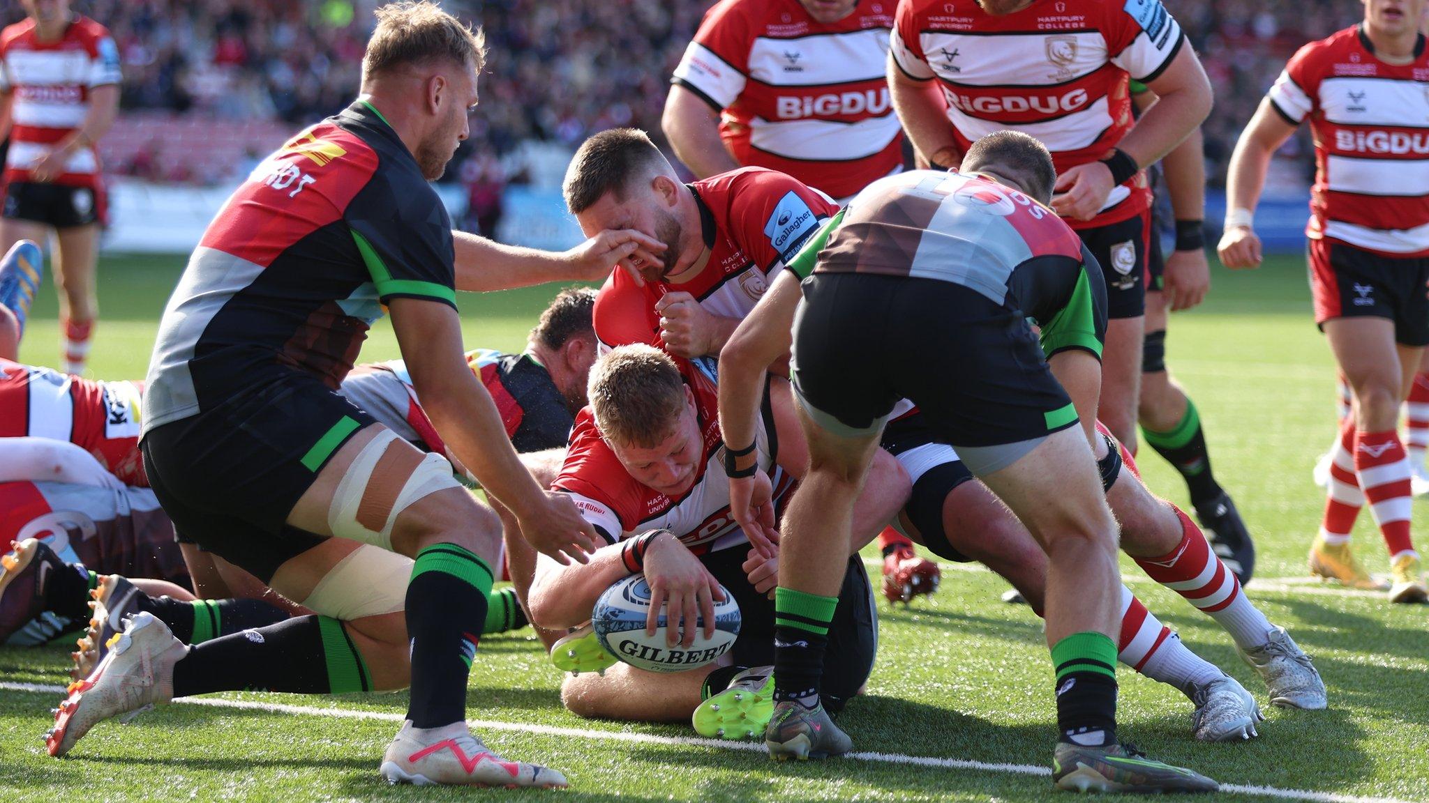 Arthur Clark scores a try