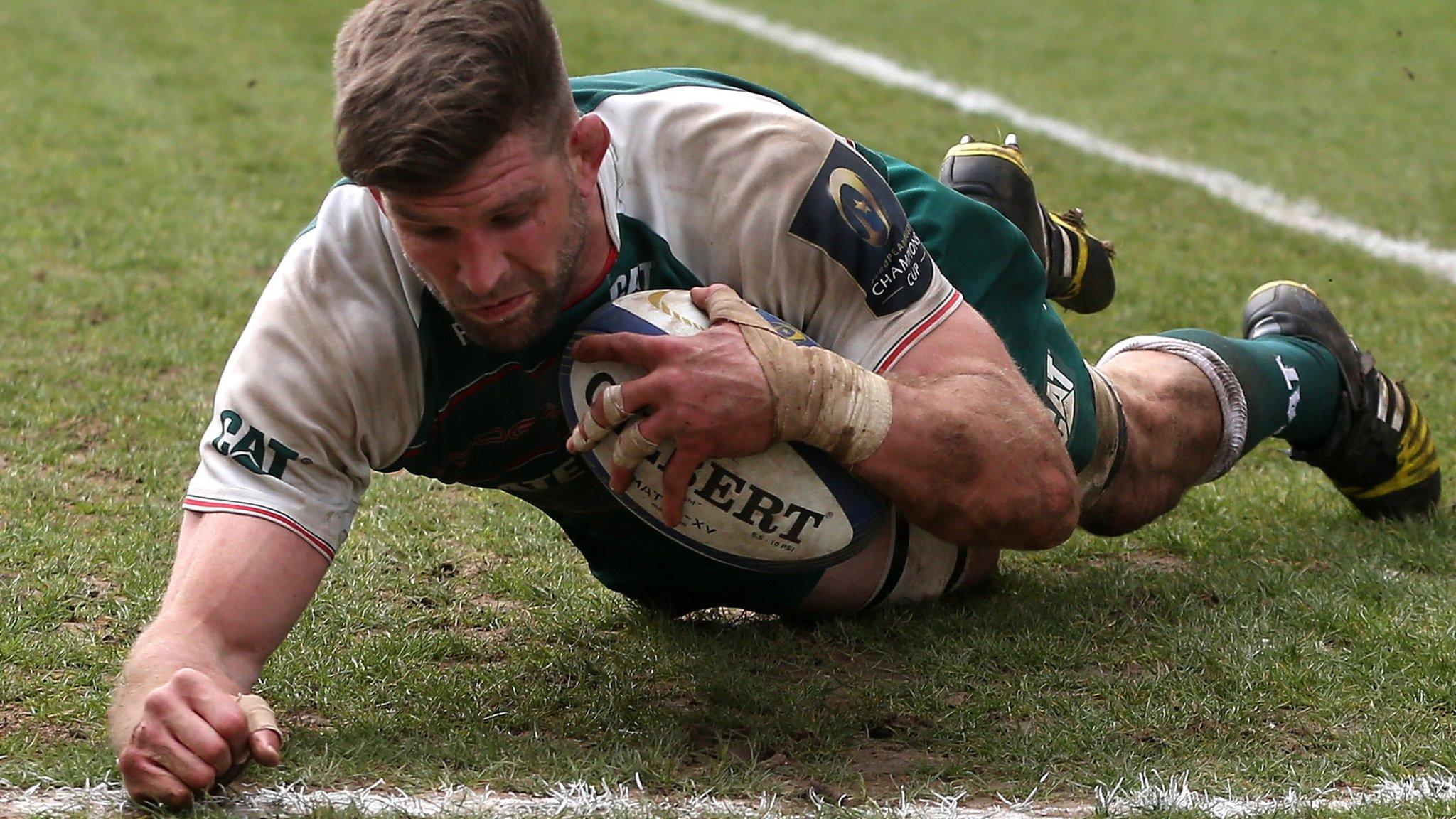 Mike Fitzgerald scores a try