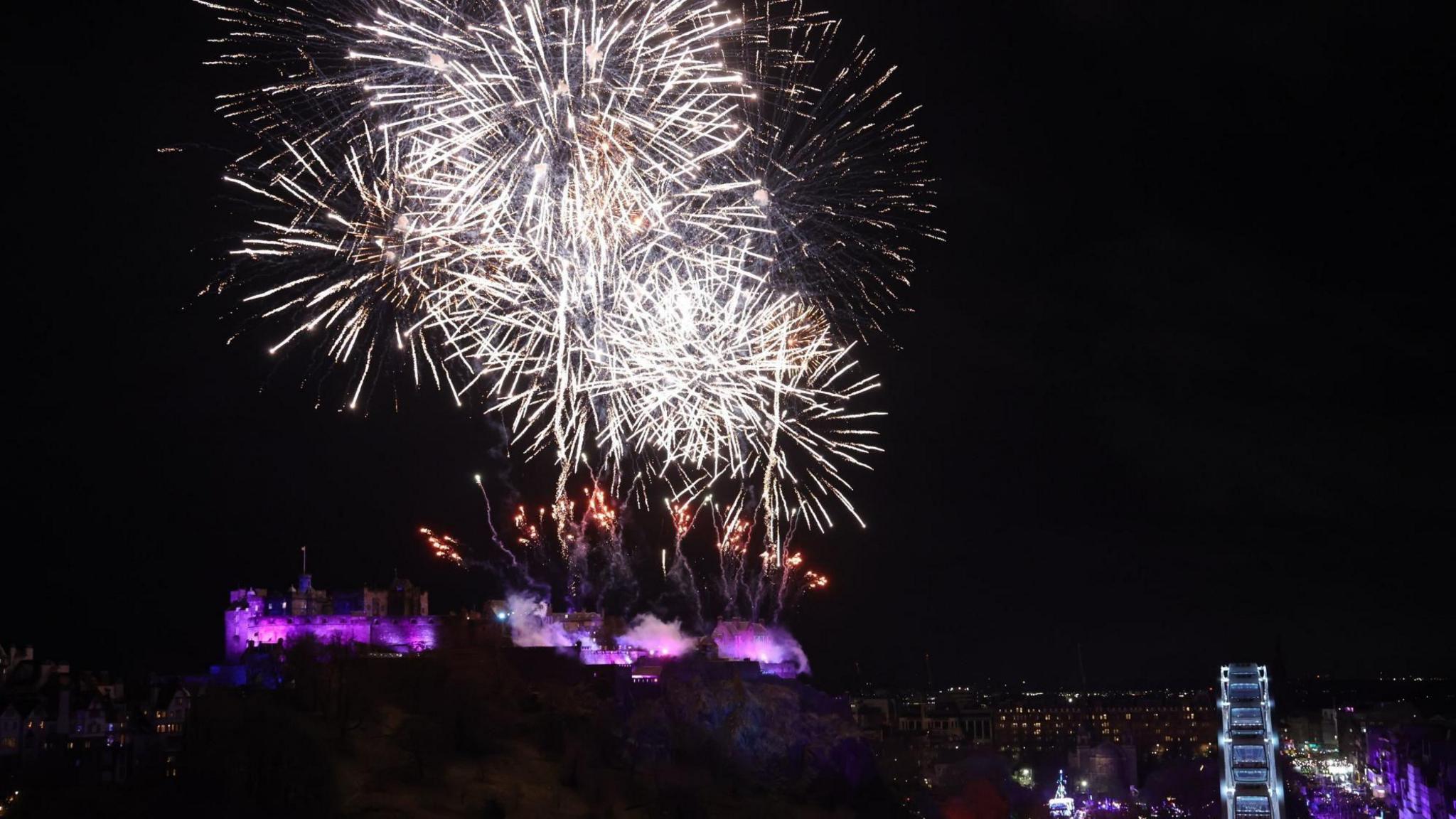 Fishekzjarrë shpërthejnë mbi Kështjellën e Edinburgut gjatë festimeve të Vitit të Ri Hogmanay në Edinburg.