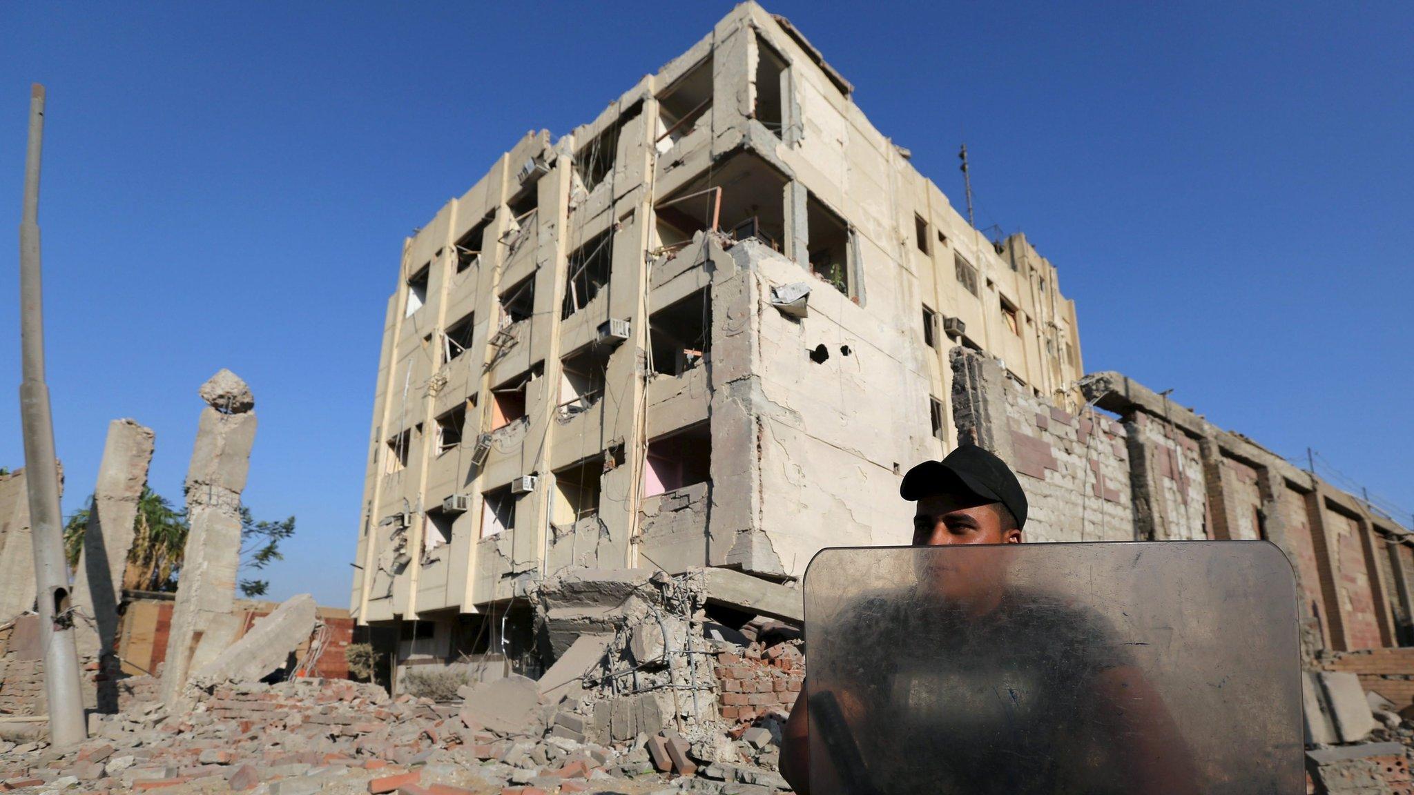 A security official guards the site of a bomb blast at a state security building in Shubra Al-Khaima, on the outskirts of Cairo (20 August 2015)