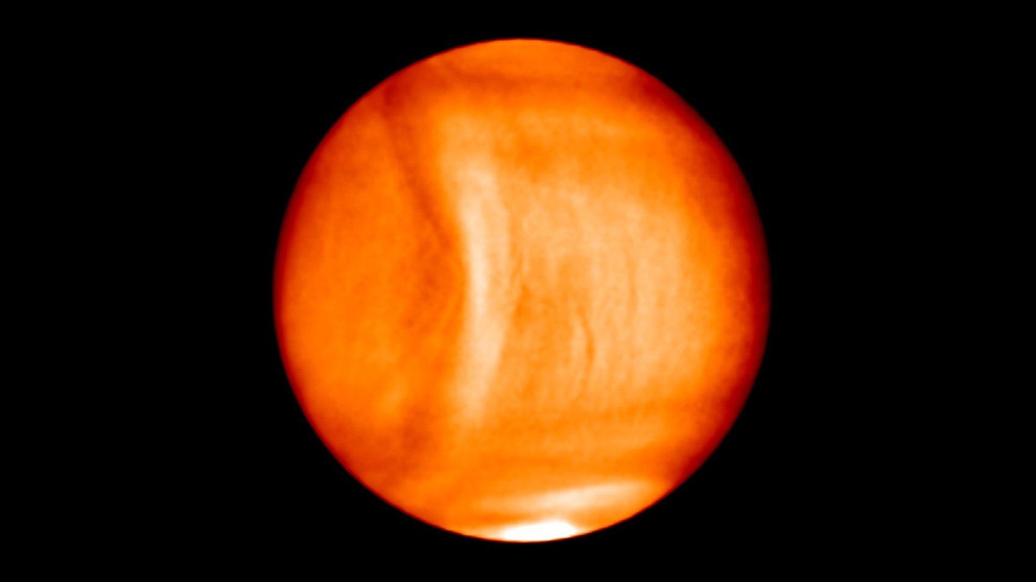 Gravity wave in Venus' atmosphere