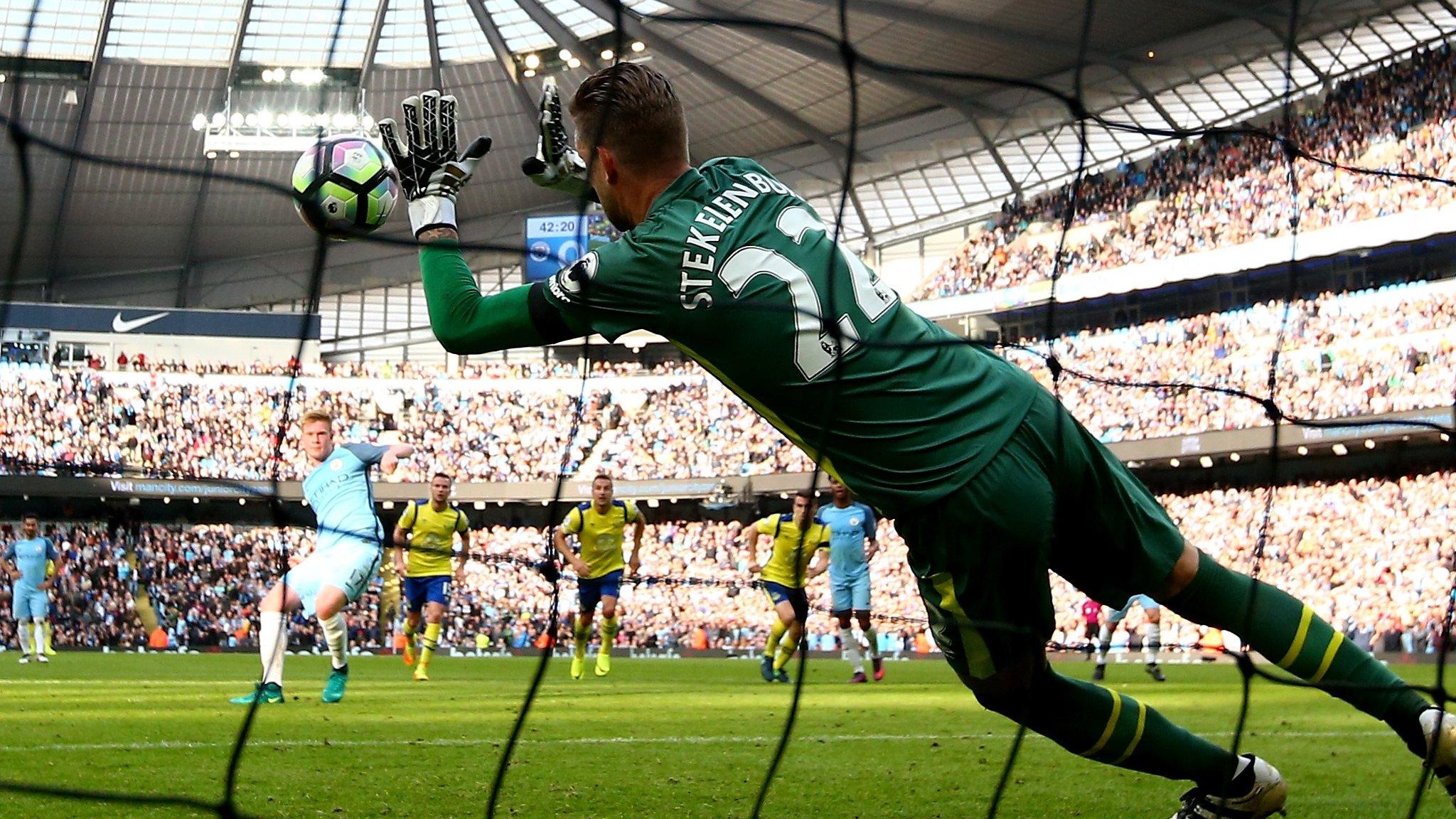 Everton keeper Maarten Stekelenburg saves a penalty Kevin De Bruyne of Manchester City penalty