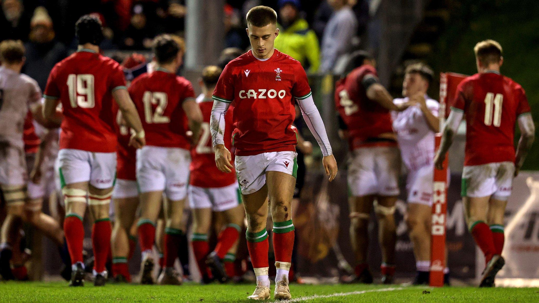 Cameron Winnett playing for Wales U20s