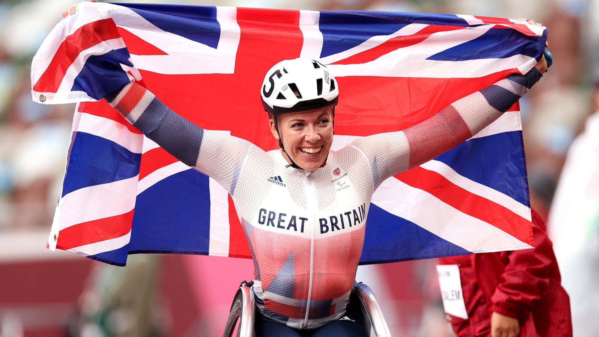 Hannah Cockroft celebrates in Tokyo