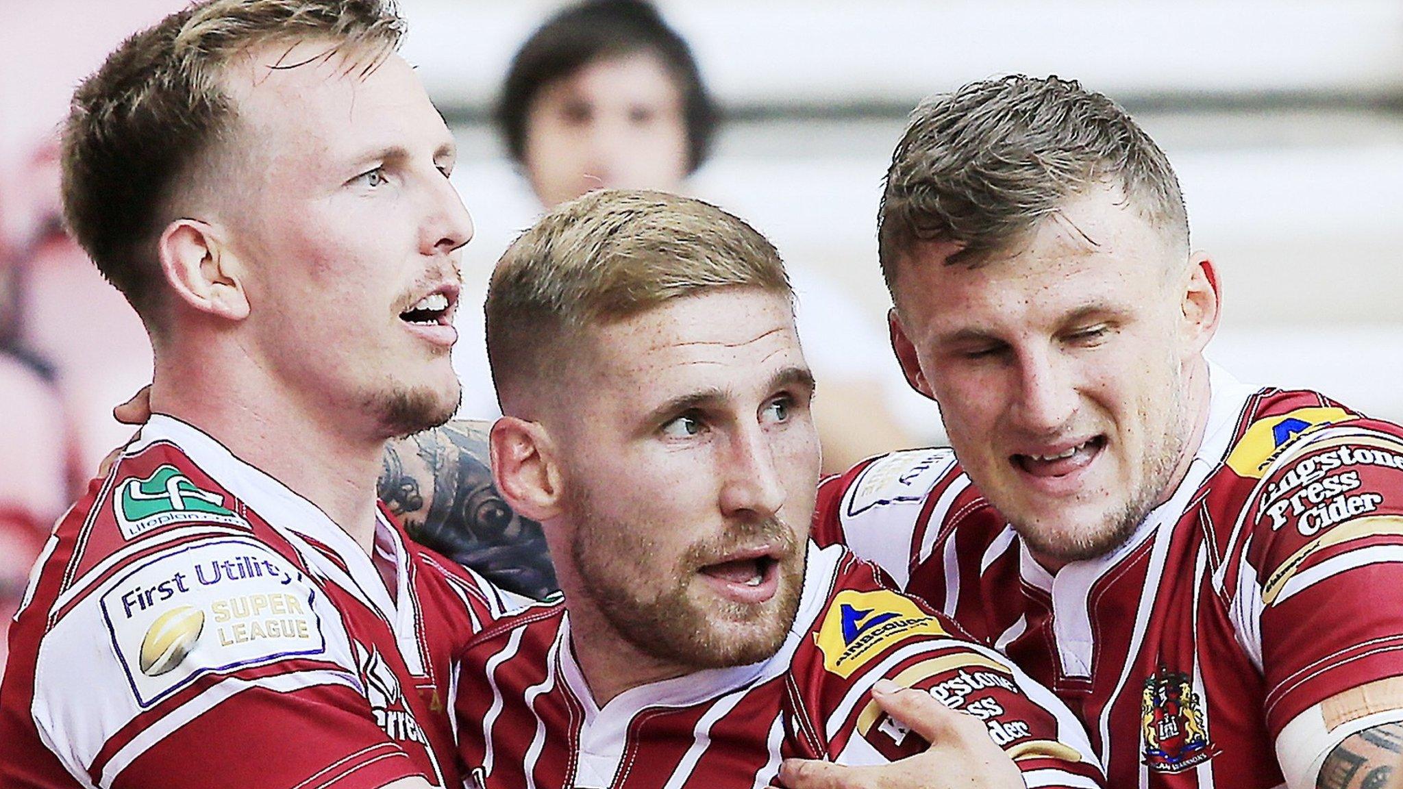 Sam Tomkins (centre)