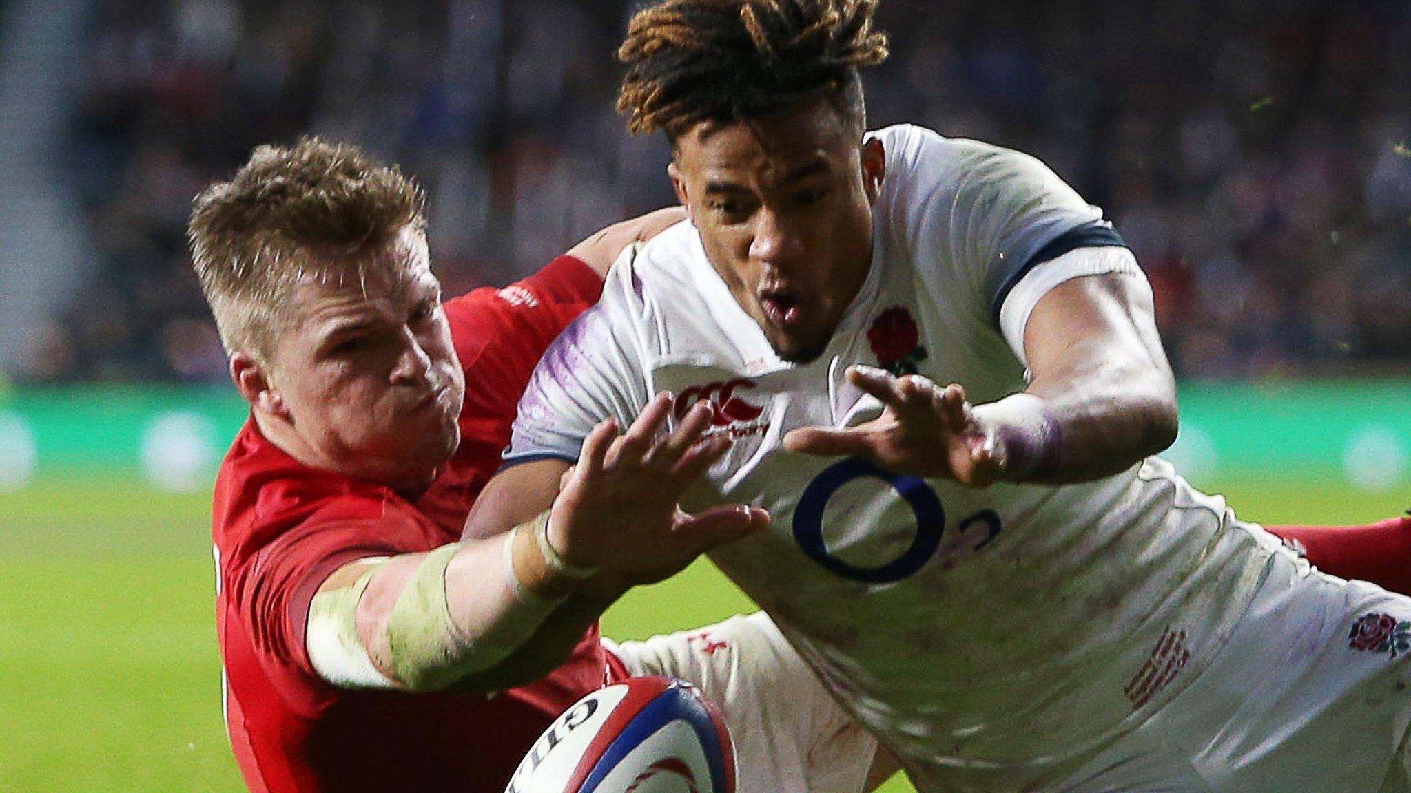 Gareth Anscombe and Anthony Watson tussle for the ball