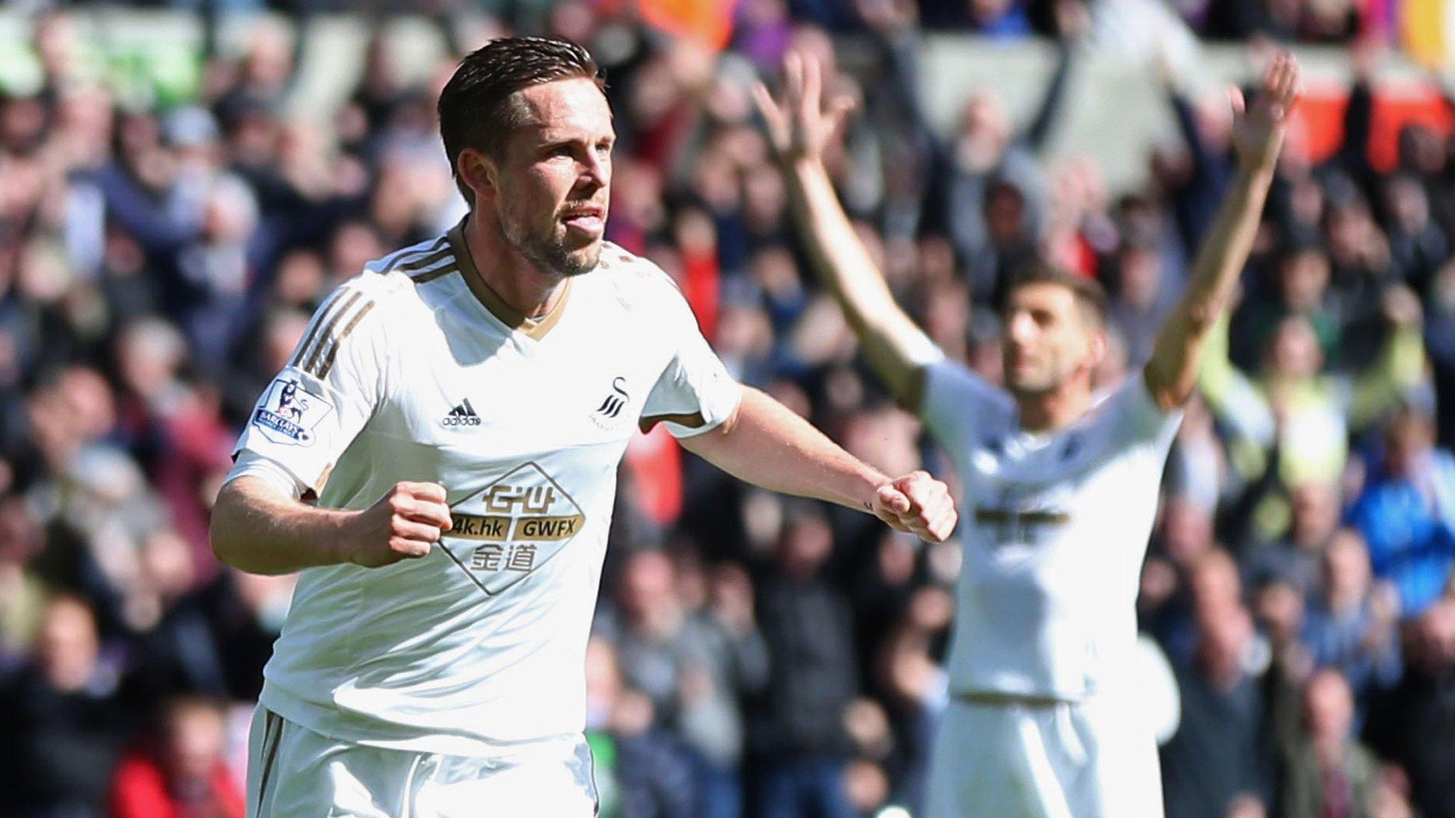 Gylfi Sigurdsson celebrates his goal