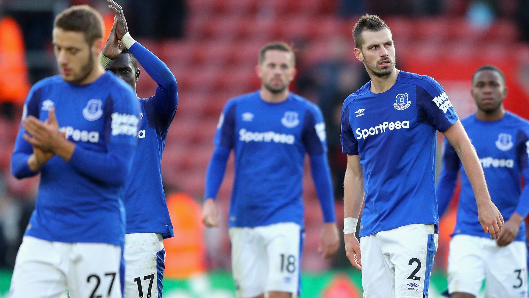 Everton players look forlorn after their 4-1 defeat by Southampton.