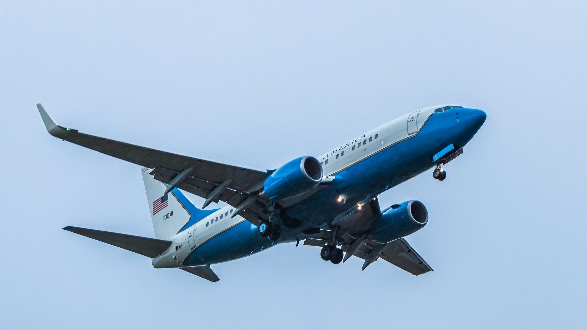 Boeing C-40 plane on final approach to Glasgow International Airport