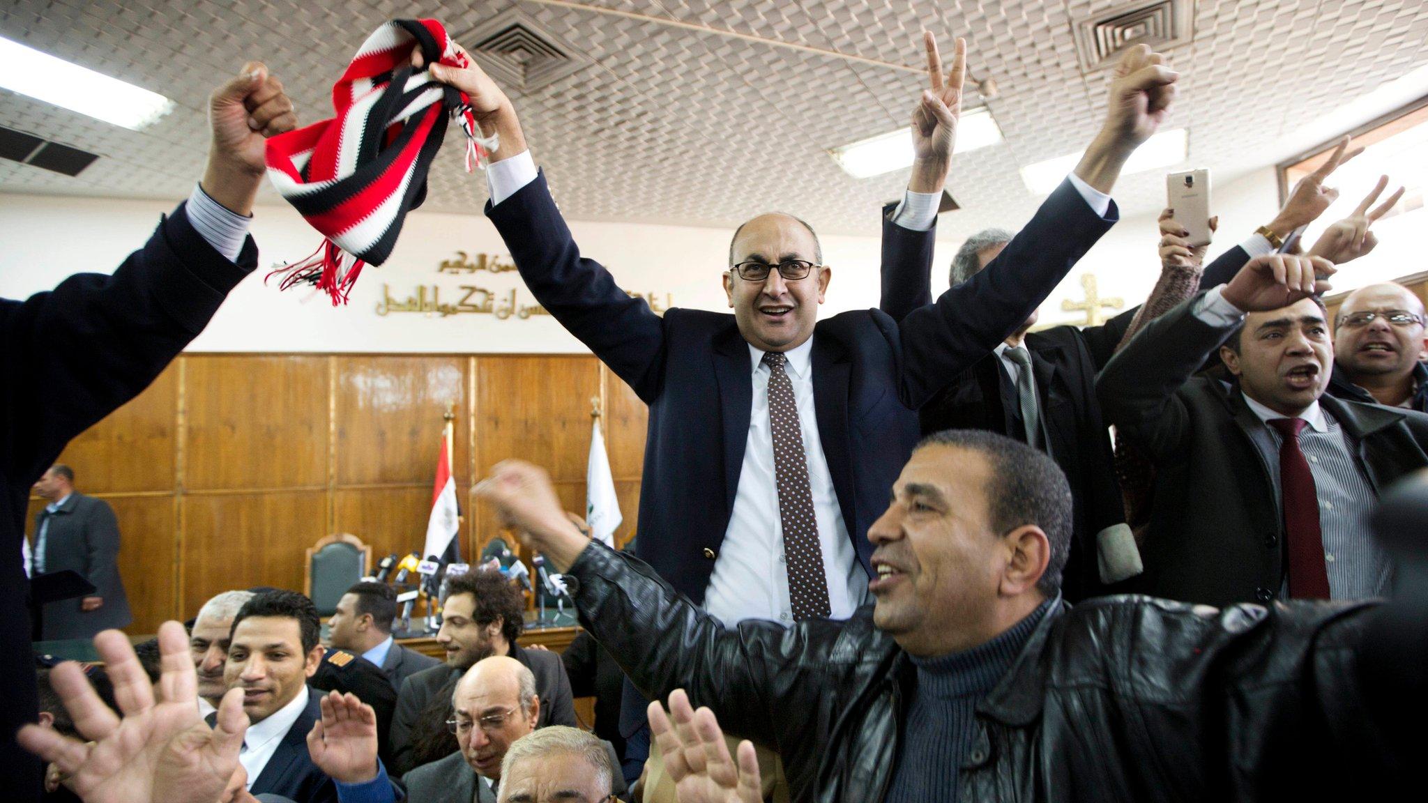 Lawyers and activists celebrate after the High Administrative Court rejects an appeal by the government against a ruling stopping the transfer of Tiran and Sanafir islands to Saudi Arabia (16 January 2017)