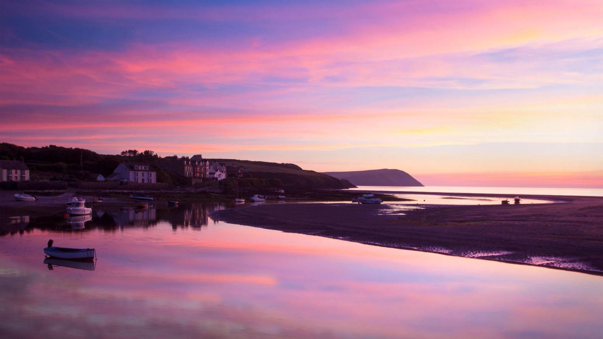 Arfordir Cymru gyda'r awyr yn goch