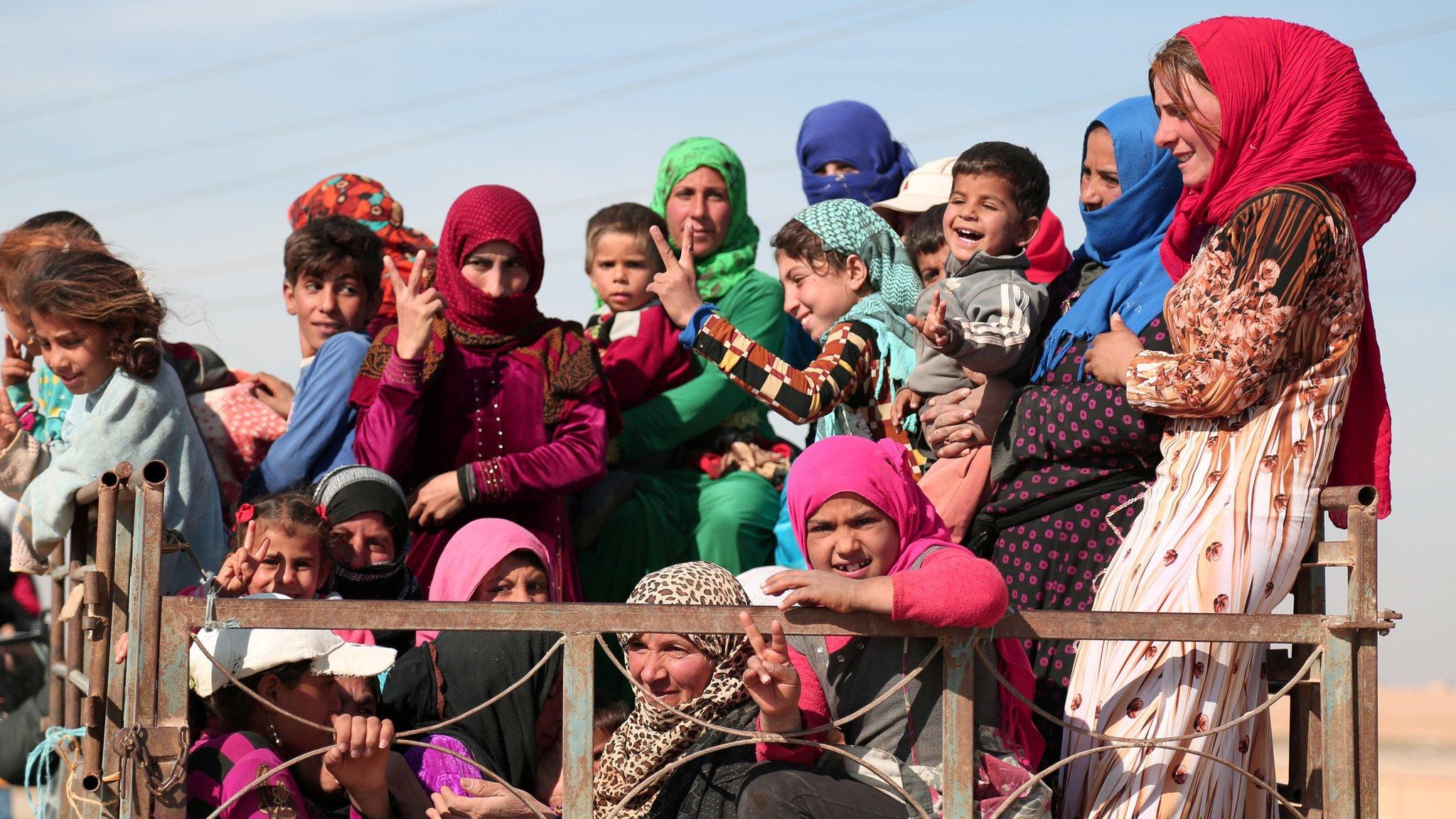 Vehicle carries people fleeing clashes in villages north of Raqqa (8 November 2016)