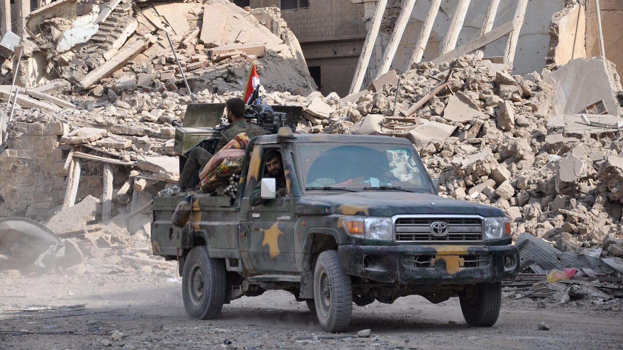 Syrian pro-government forces patrol the eastern city of Deir al-Zour (4 November 2017)