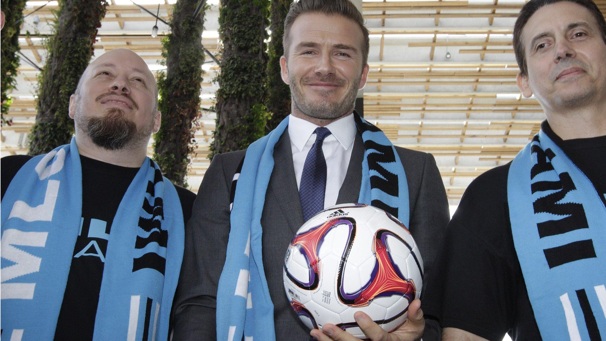 David Beckham (centre)