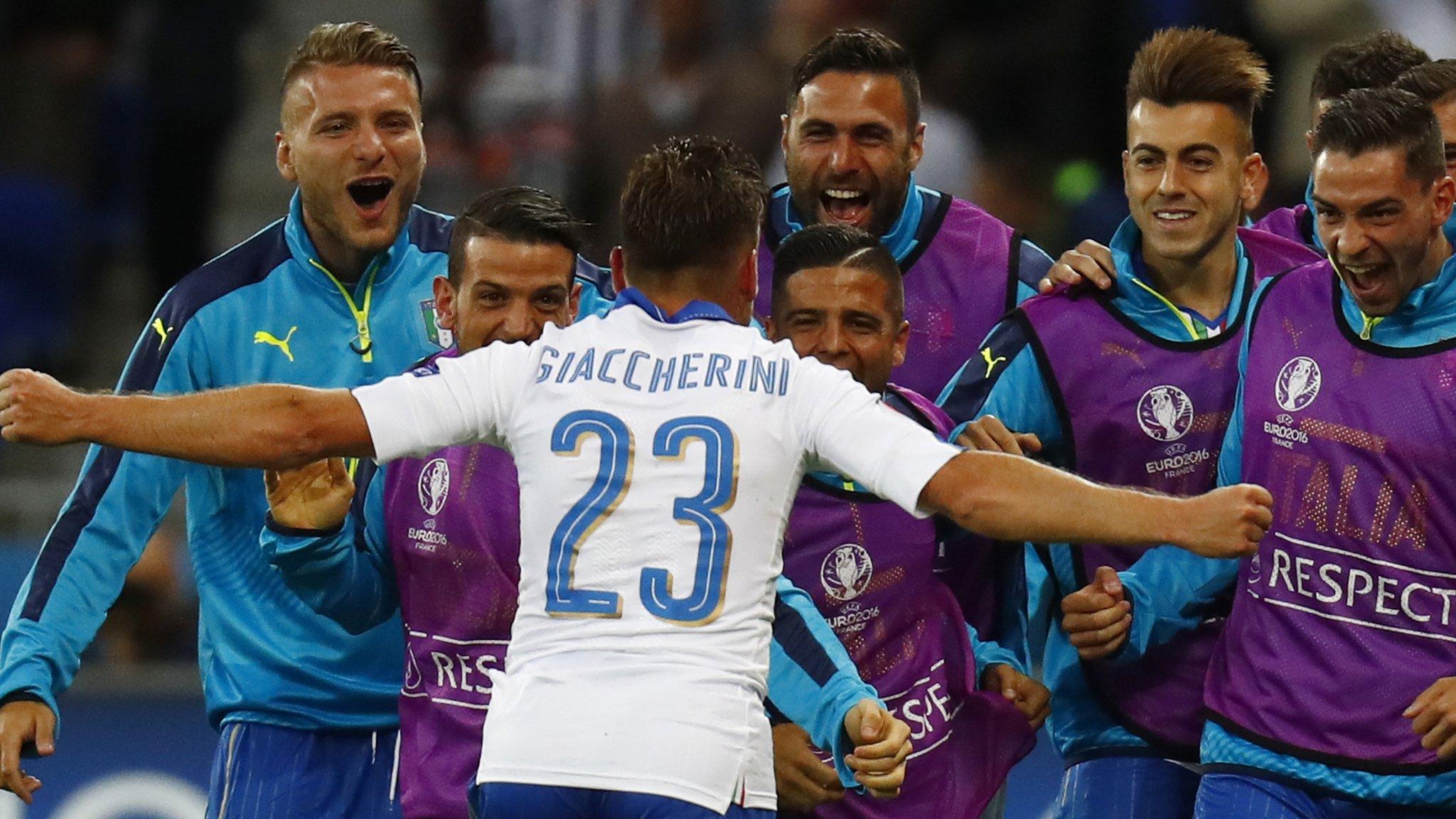 Emanuele Giaccherini celebrates with the bench