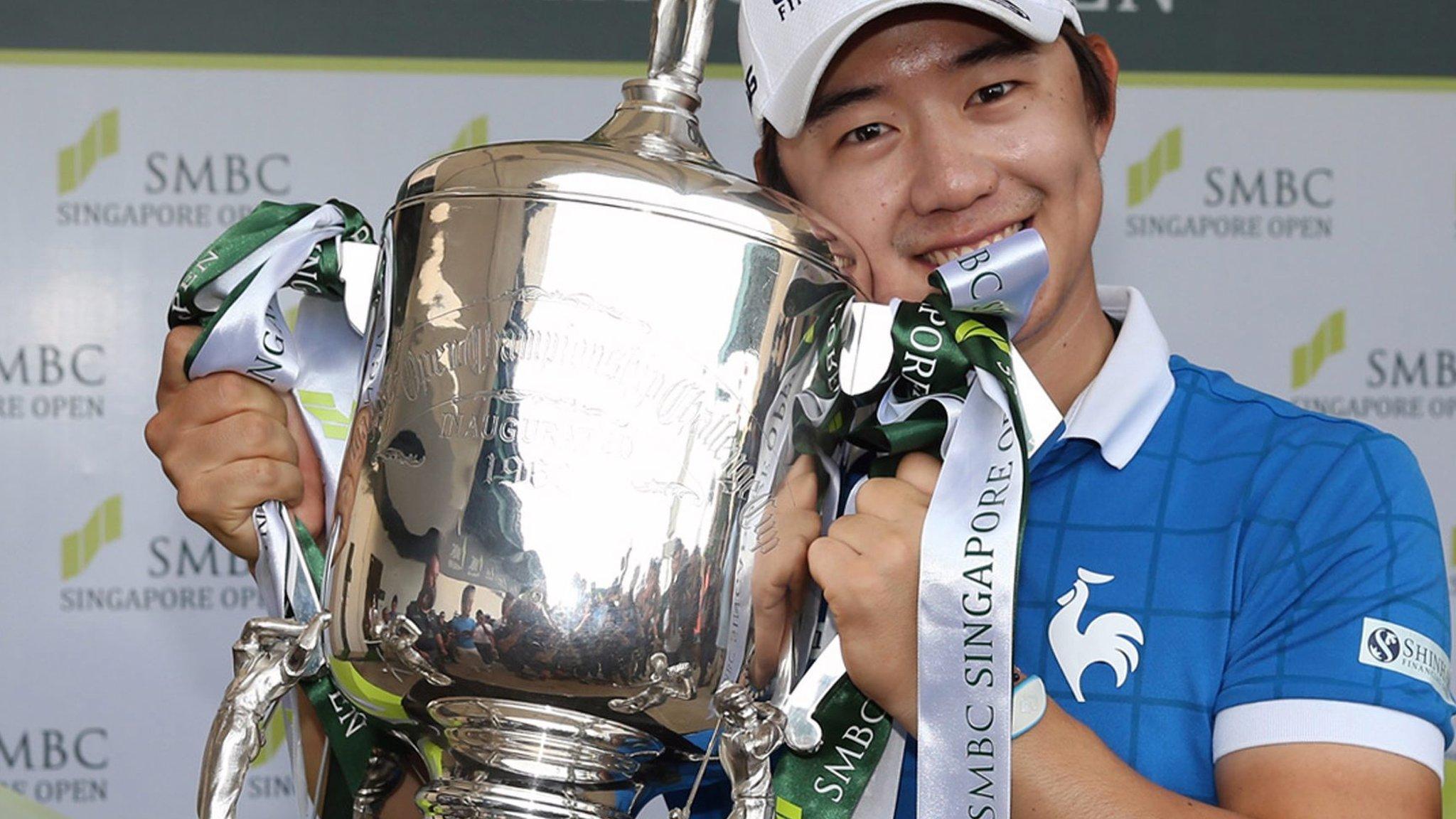 Song Young-han with the Singapore Open trophy