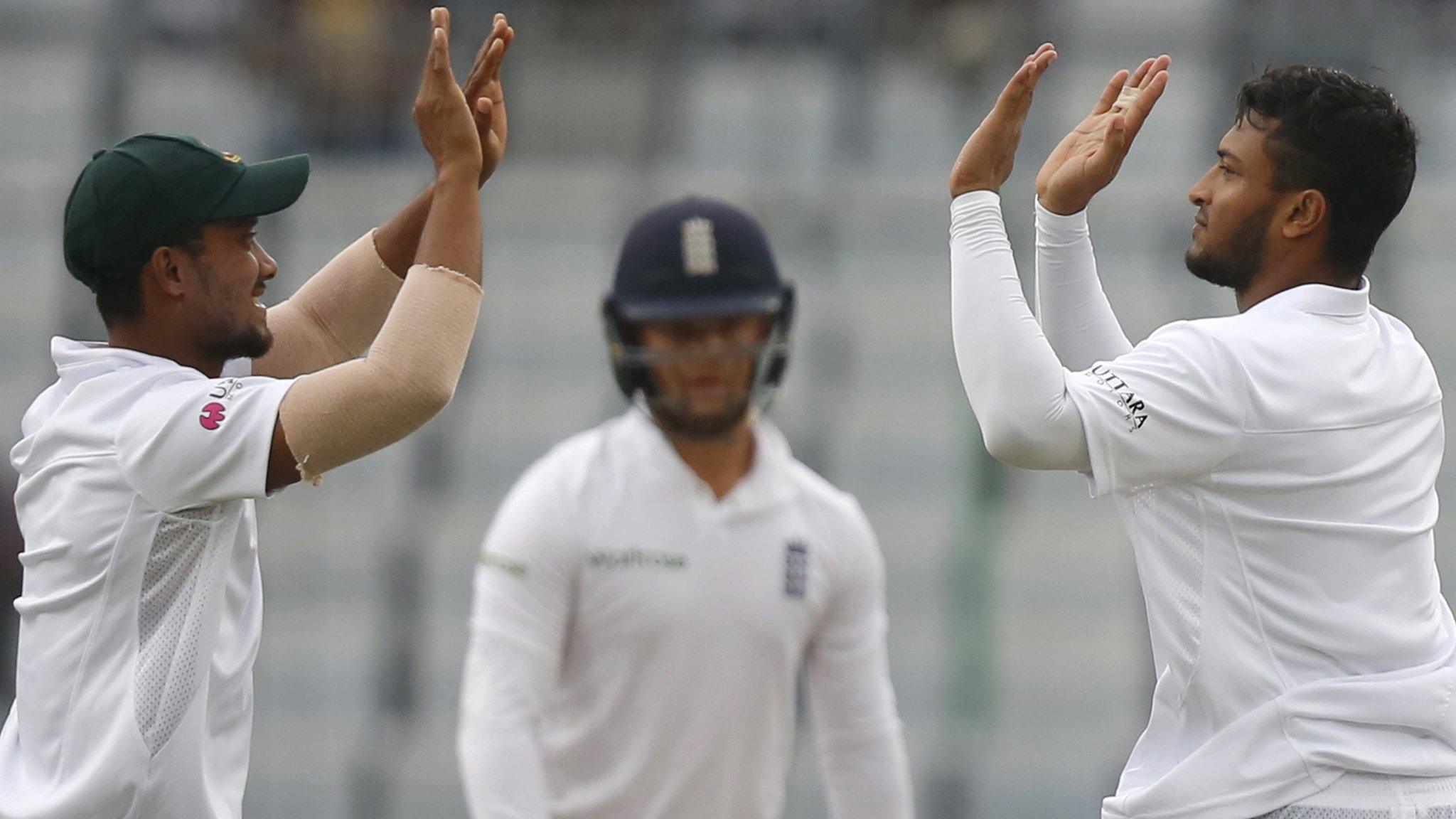 Bangladesh players celebrate the wicket of Ben Duckett