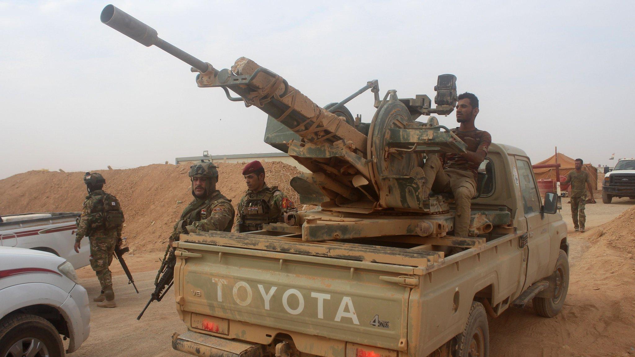 Iraqi forces outside the town of Akashat, as they prepare to launch an operation to push out Islamic State (IS) militants from nearby areas (15 September 2017)