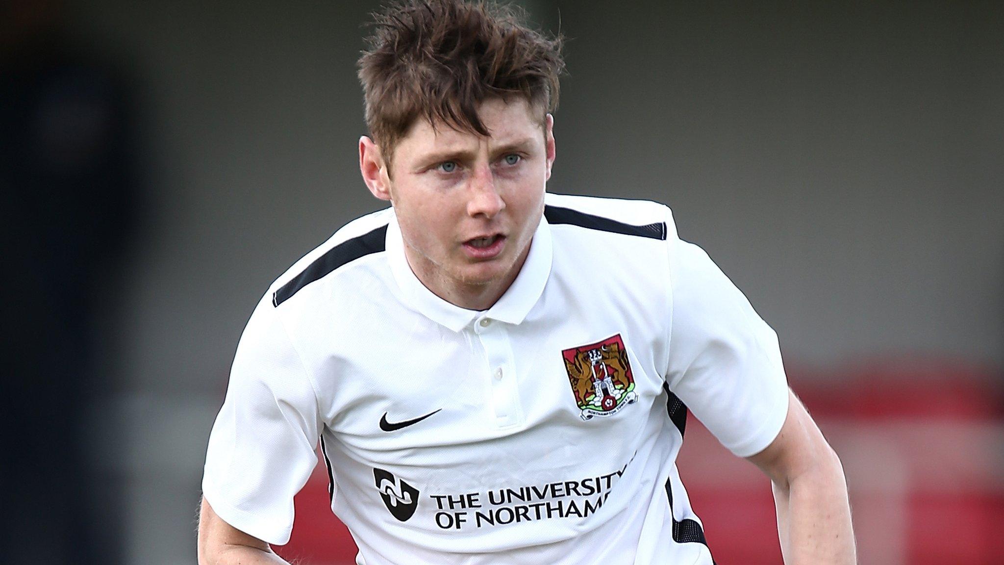 Harry Beautyman runs forward looking for the ball