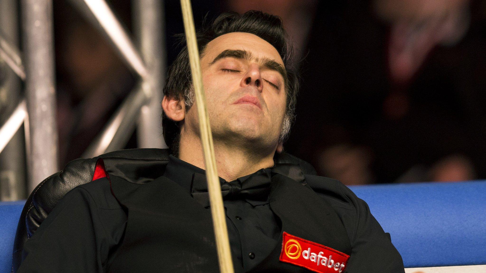 Ronnie O'Sullivan takes a nap in between frames against Li Hang