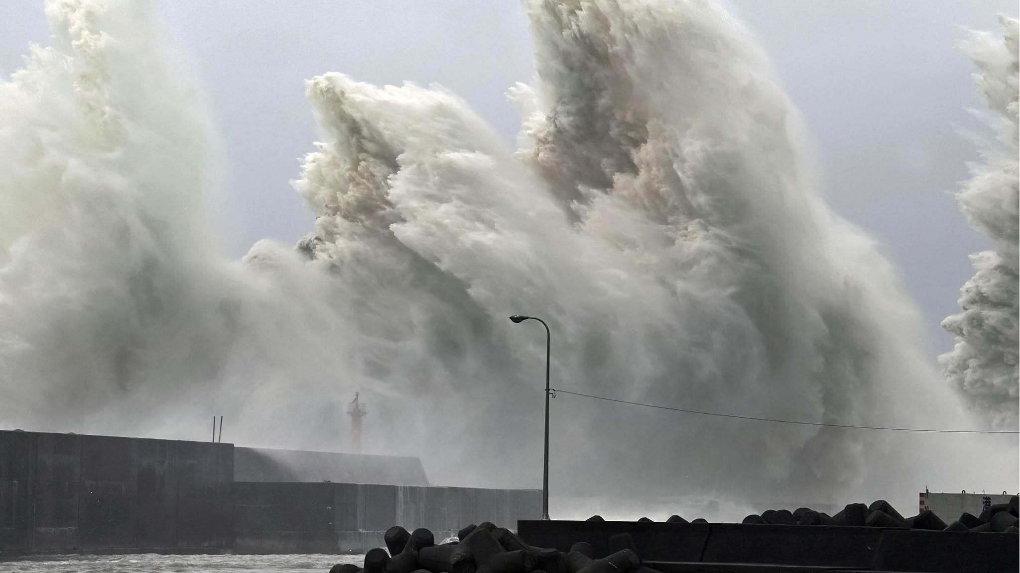 High waves being caused by Typhoon Nanmadol at a fishing port.