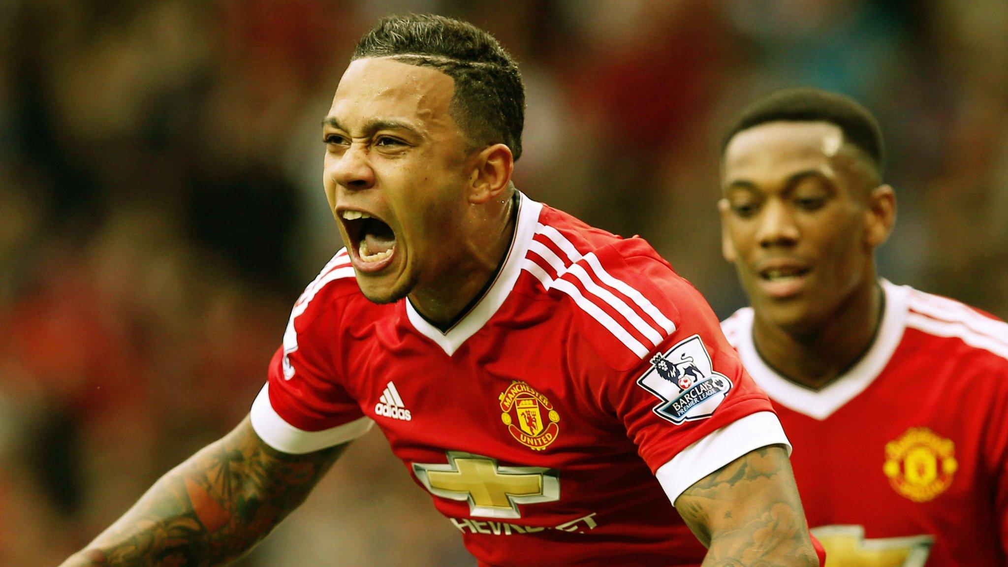 Memphis Depay (left)
