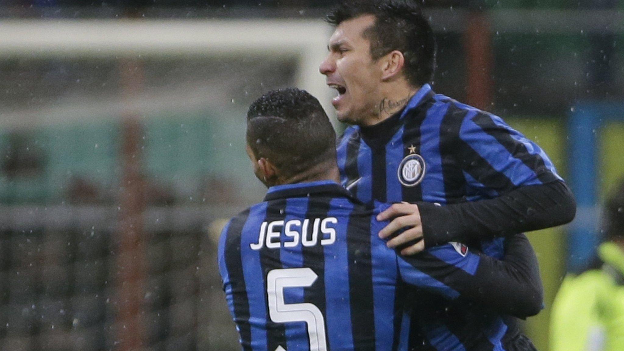 Gary Medel celebrate