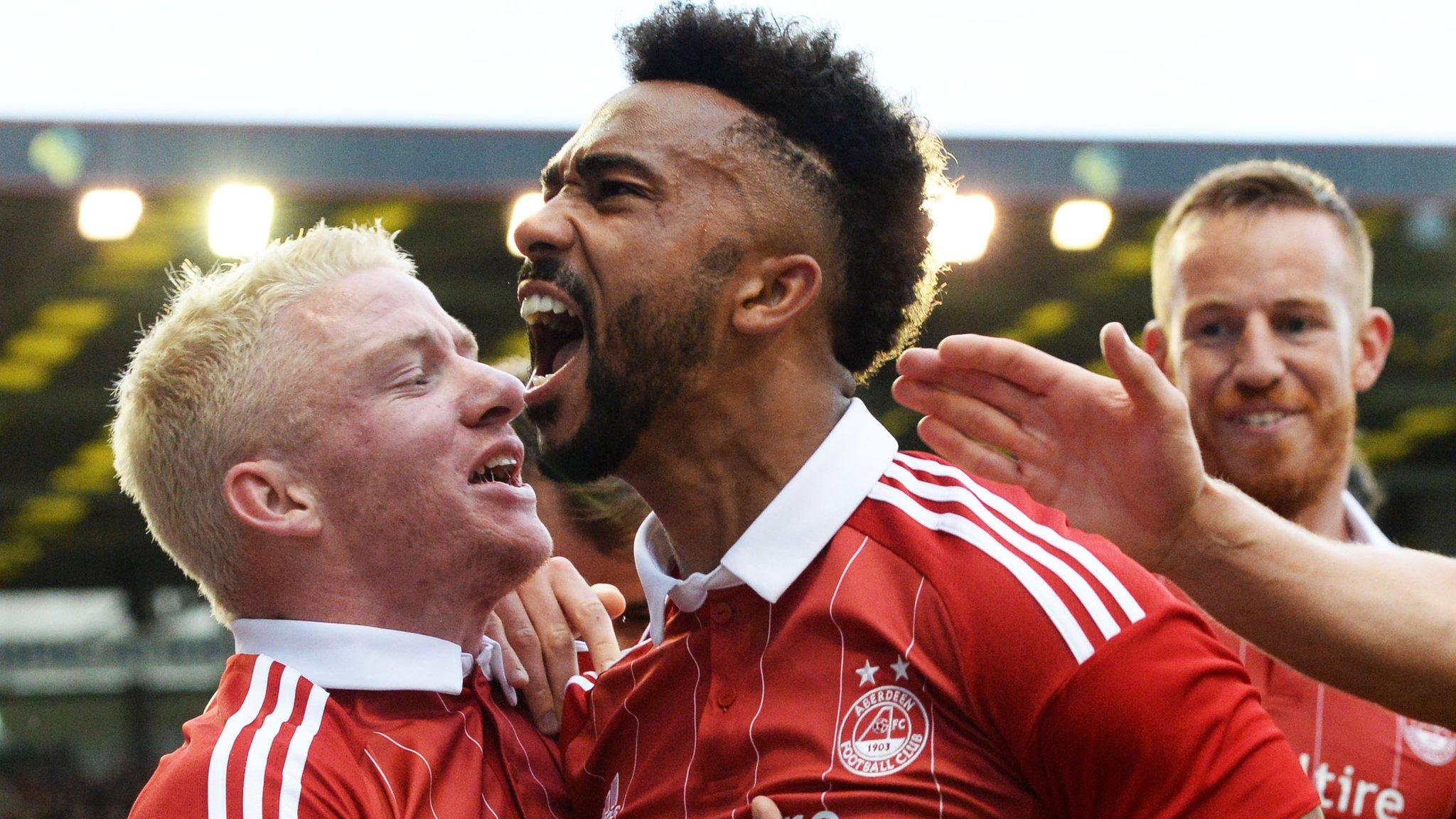 Shay Logan (centre)