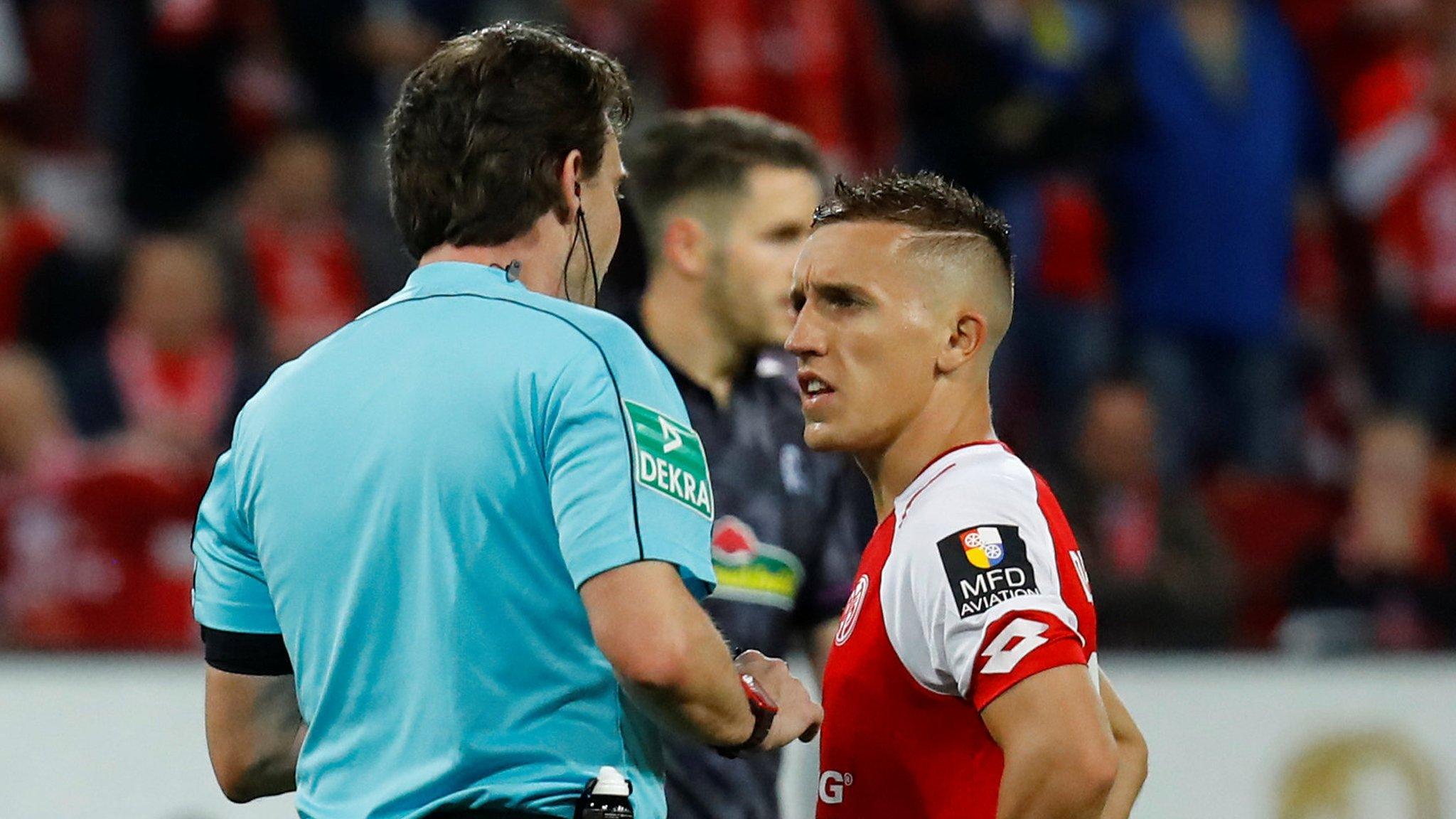 Mainz's Pablo de Blasis speaks with referee Guido Winkmann before taking his penalty against Freiburg