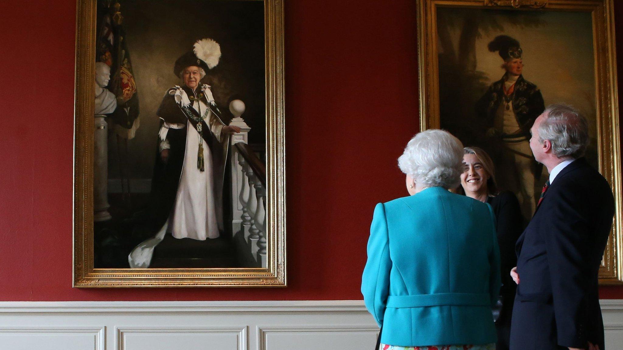 The Queen with artist Nicky Philipps and the Duke of Buccleuch