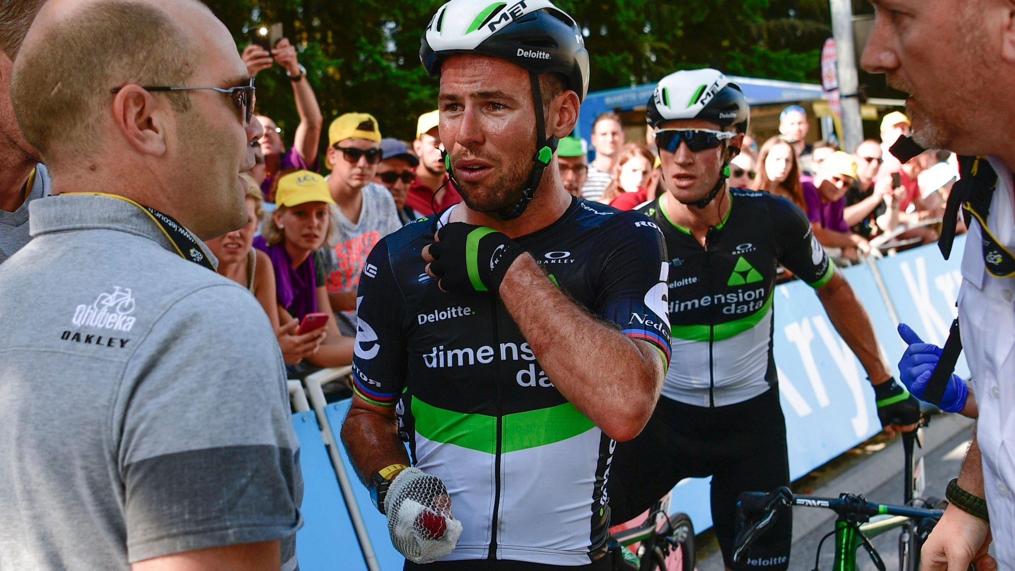 Mark Cavendish (centre)