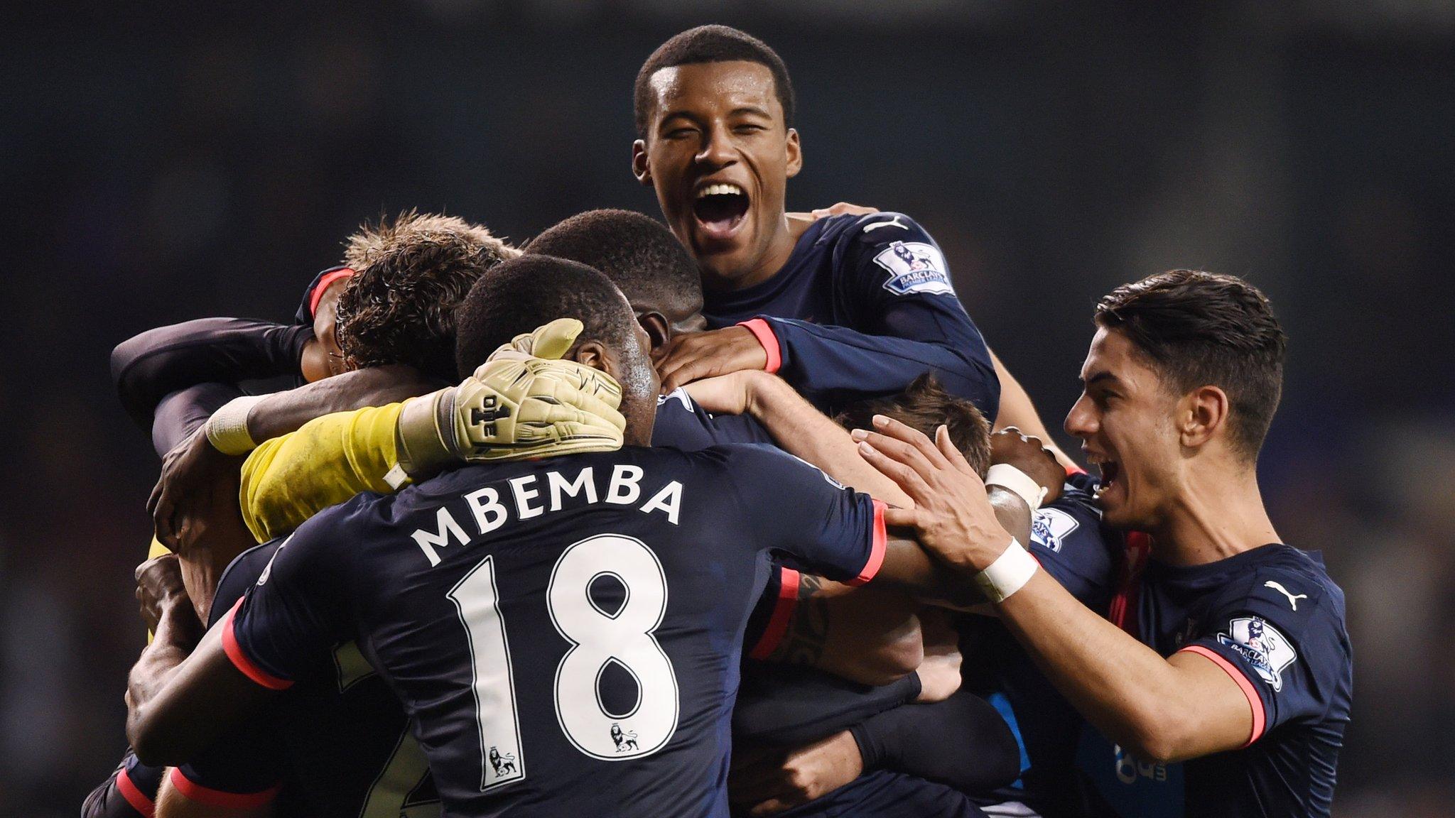 Newcastle United players celebrate beating Tottenham