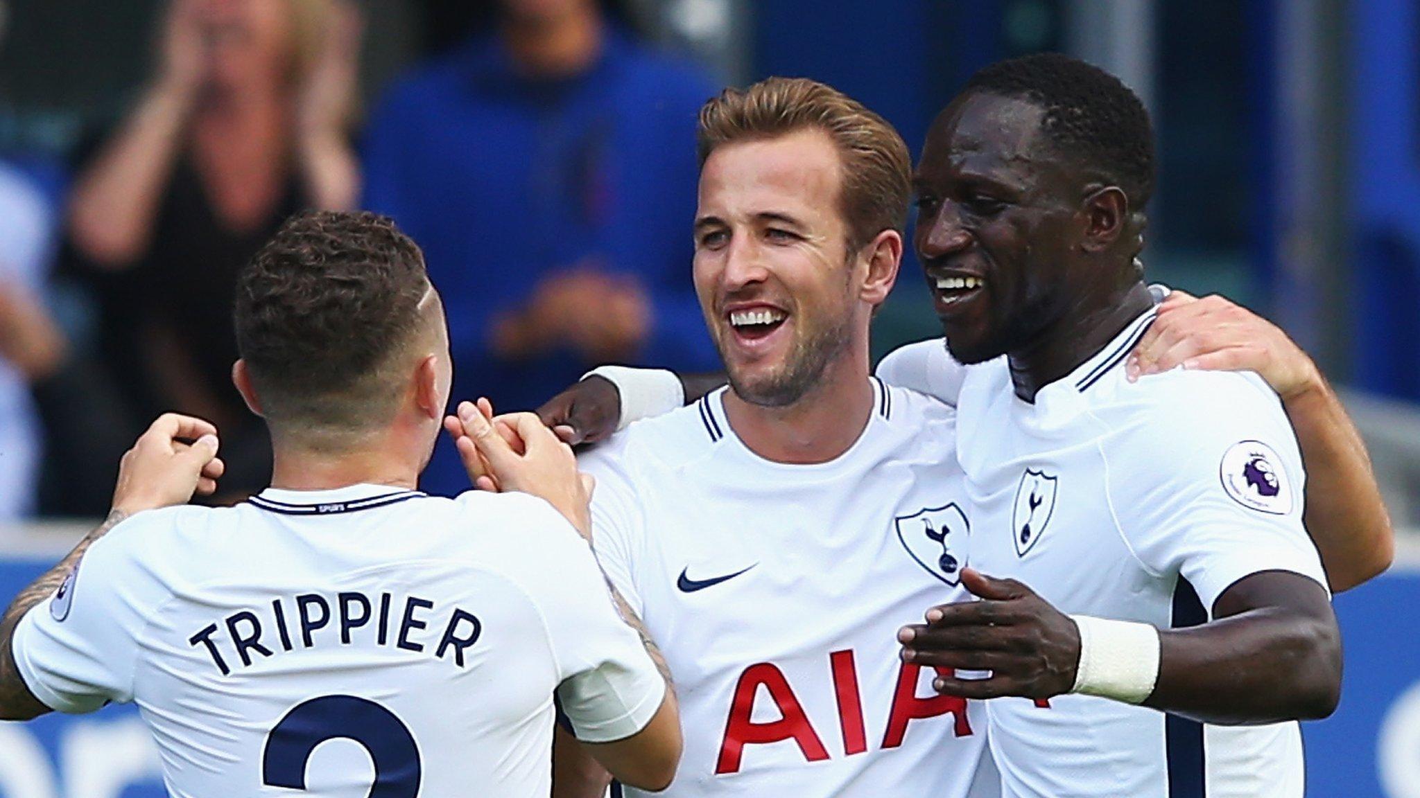 Harry Kane (centre)