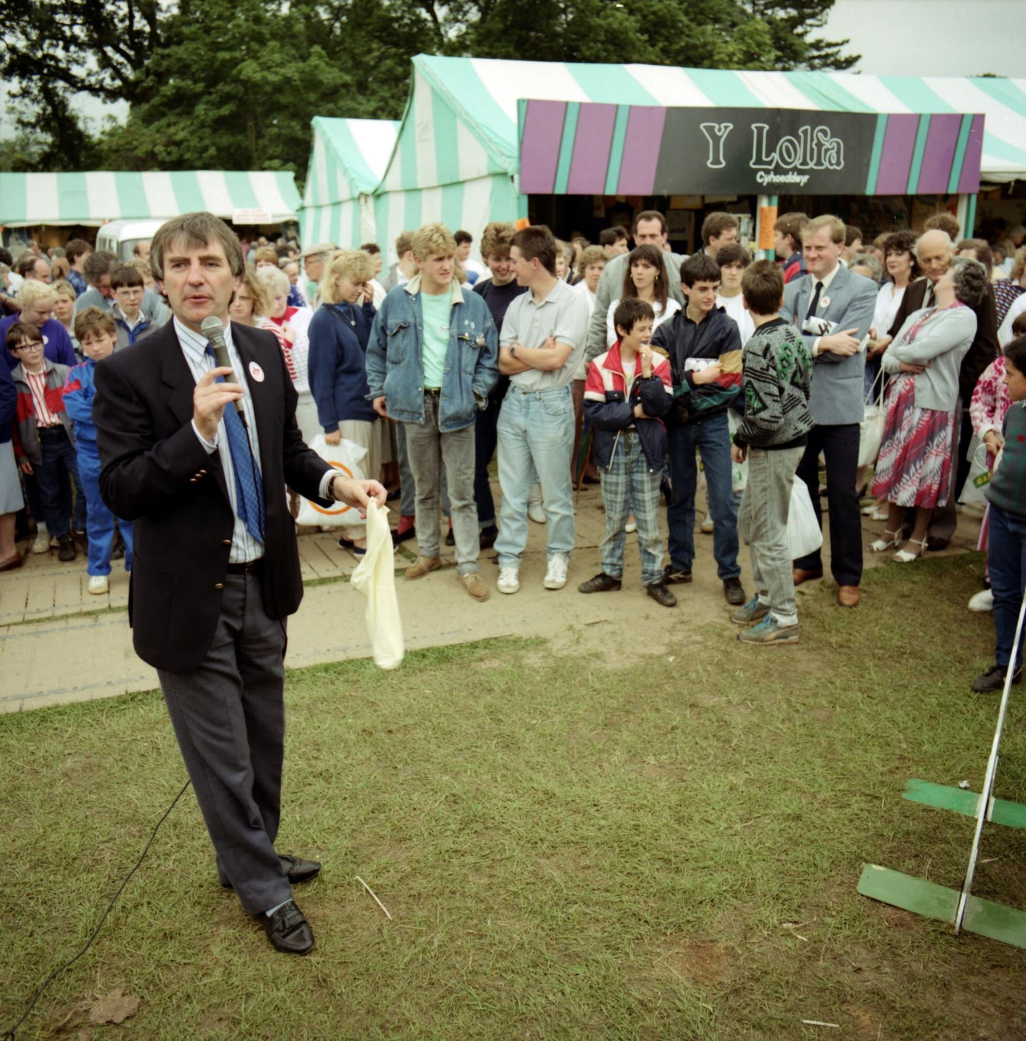 Y darlledwr Sulwyn Thomas yn cyflwyno ei raglen radio, Stondin Sulwyn o'r Maes yng Nghasnewydd, 1988