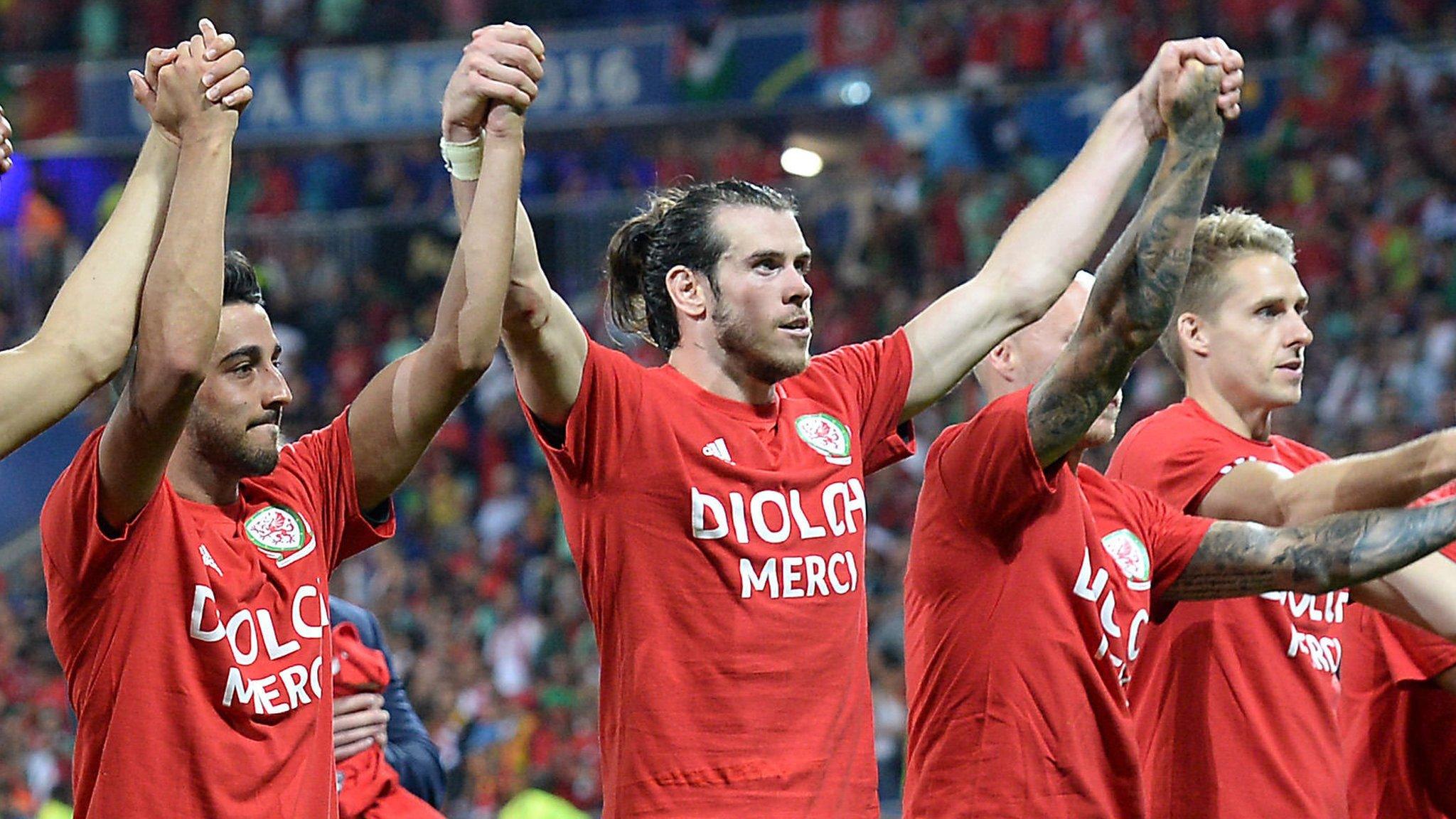 Wales team thanks fans at the end of the tournament