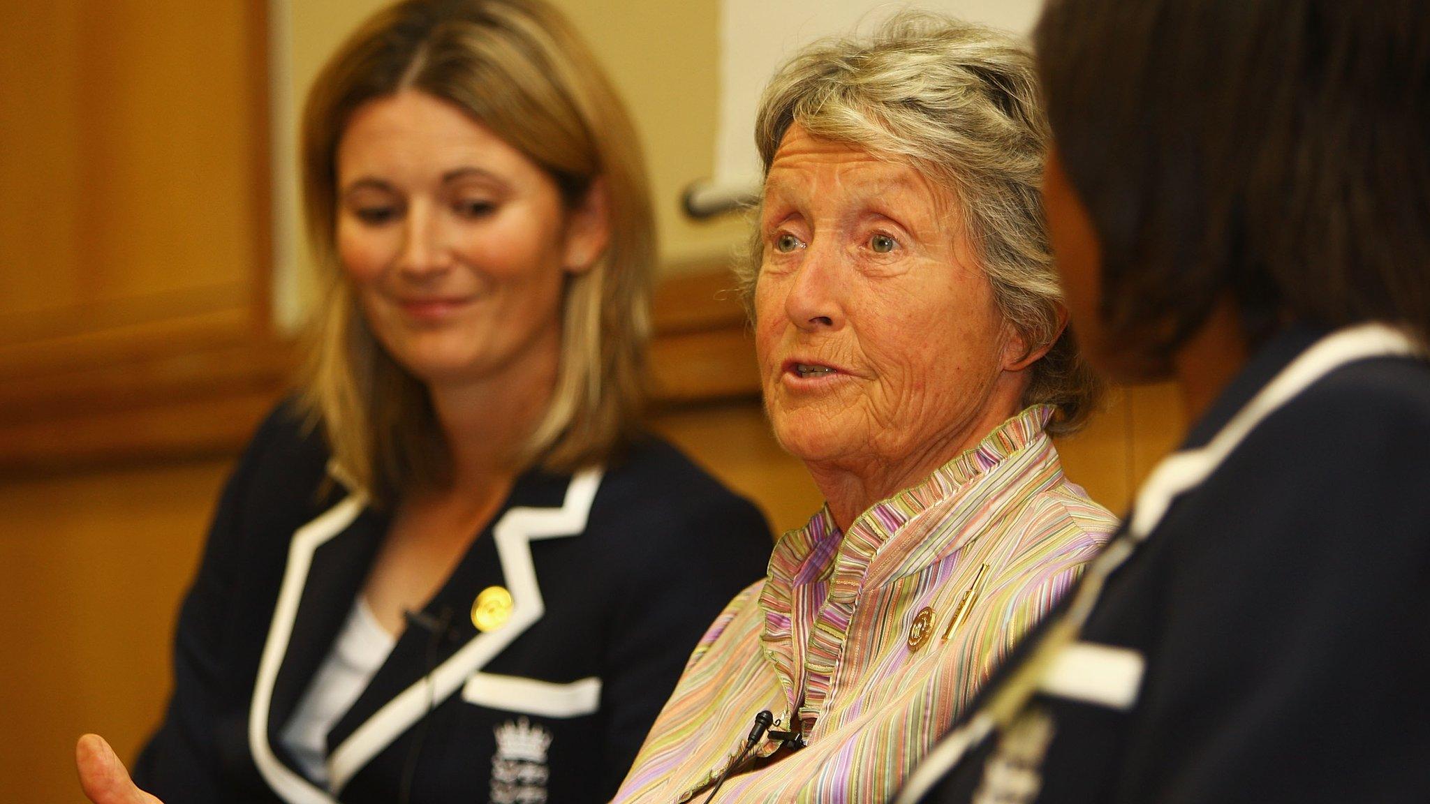 Charlotte Edwards (left) and Rachael Heyhoe Flint (centre)