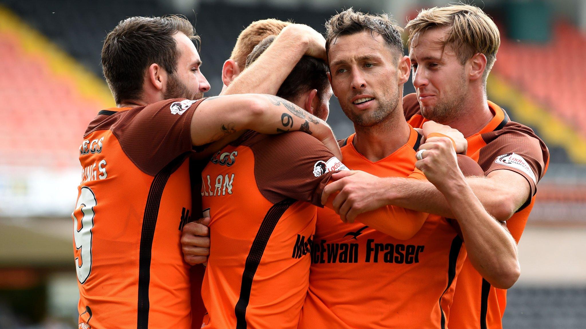 Dundee United's Scott McDonald (second right)