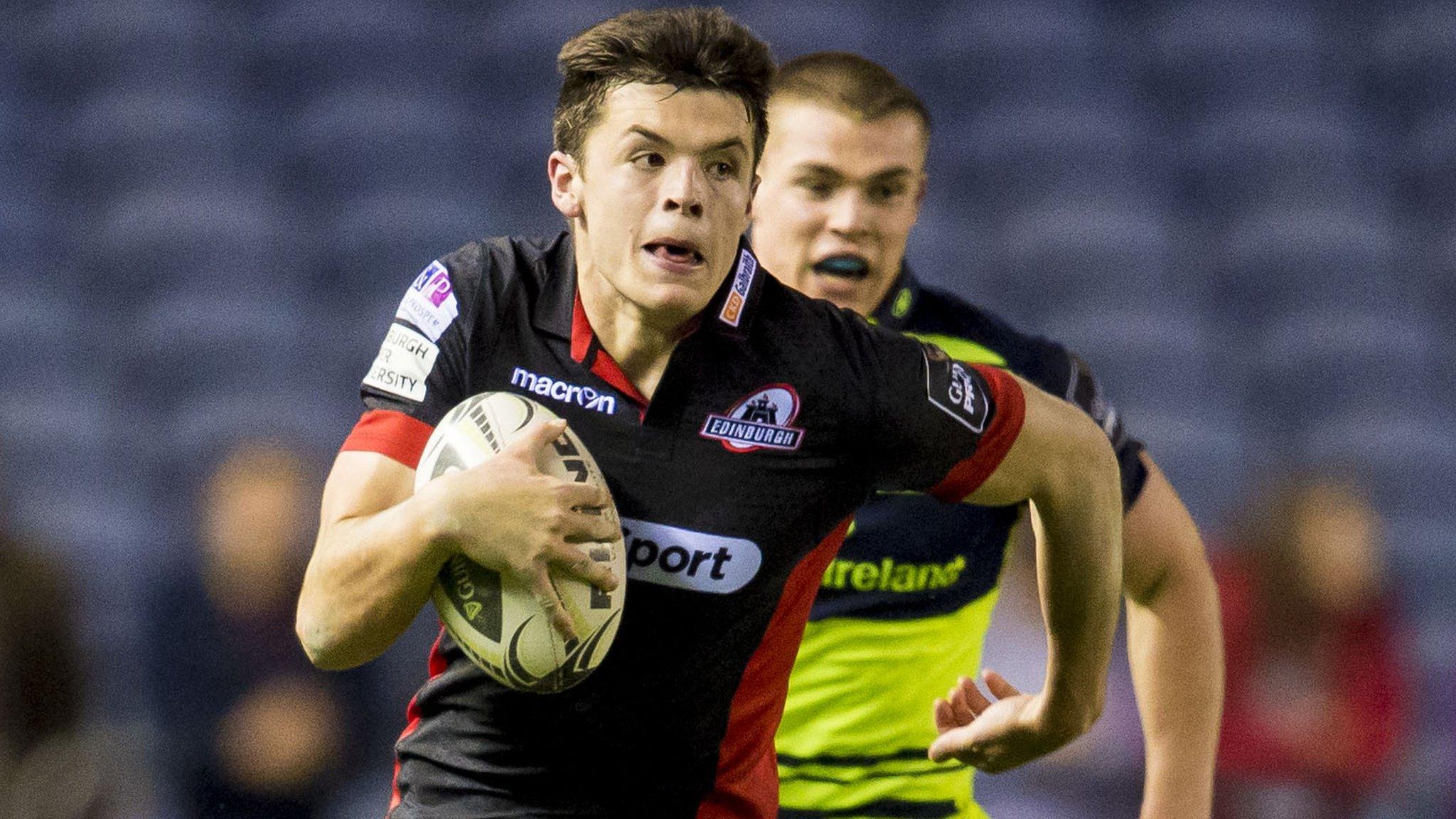 Blair Kinghorn runs with the ball for Edinburgh against Leinster