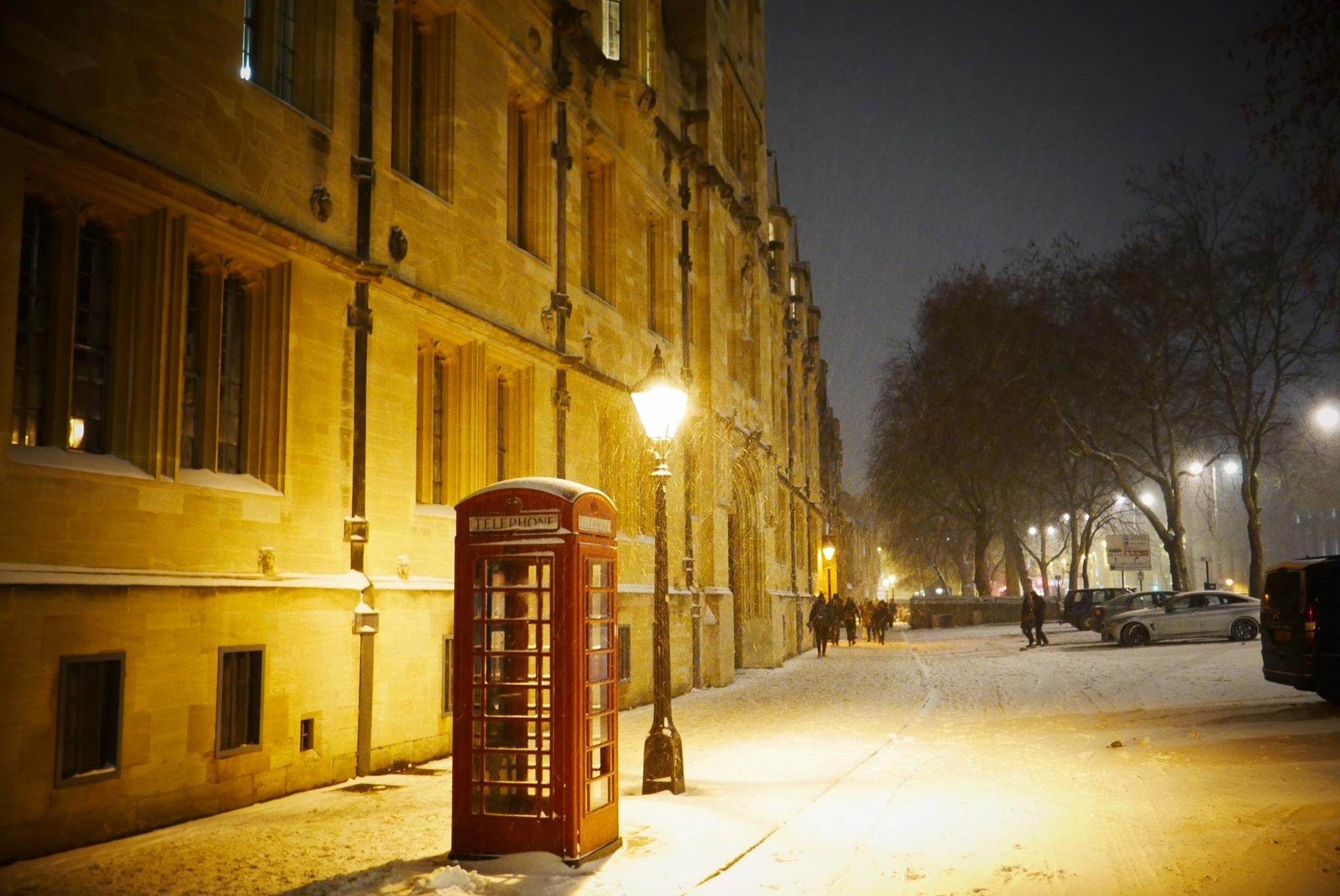 A snowy evening in Oxford city centre