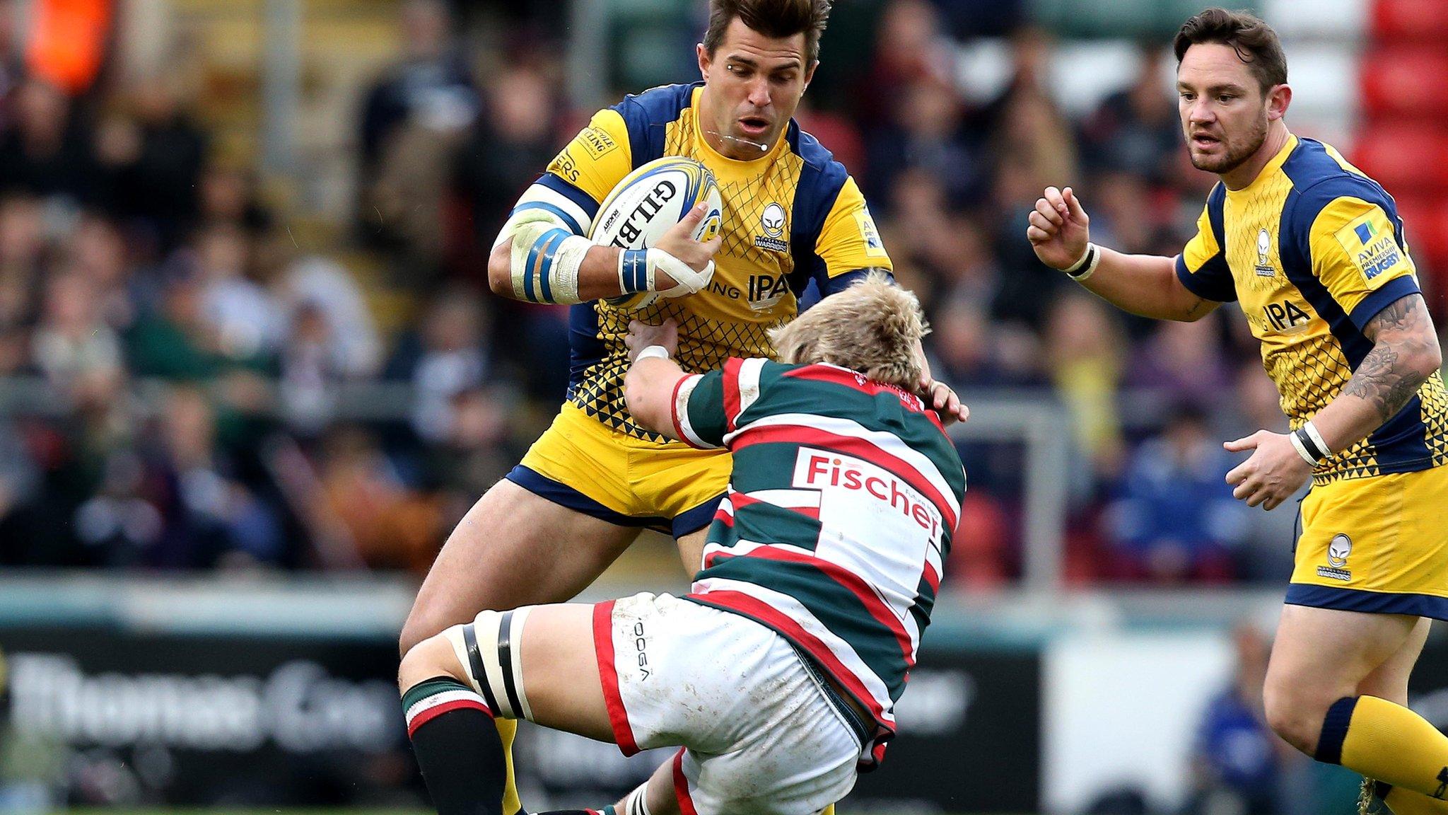 Wynand Olivier (centre) in action for Worcester Warriors